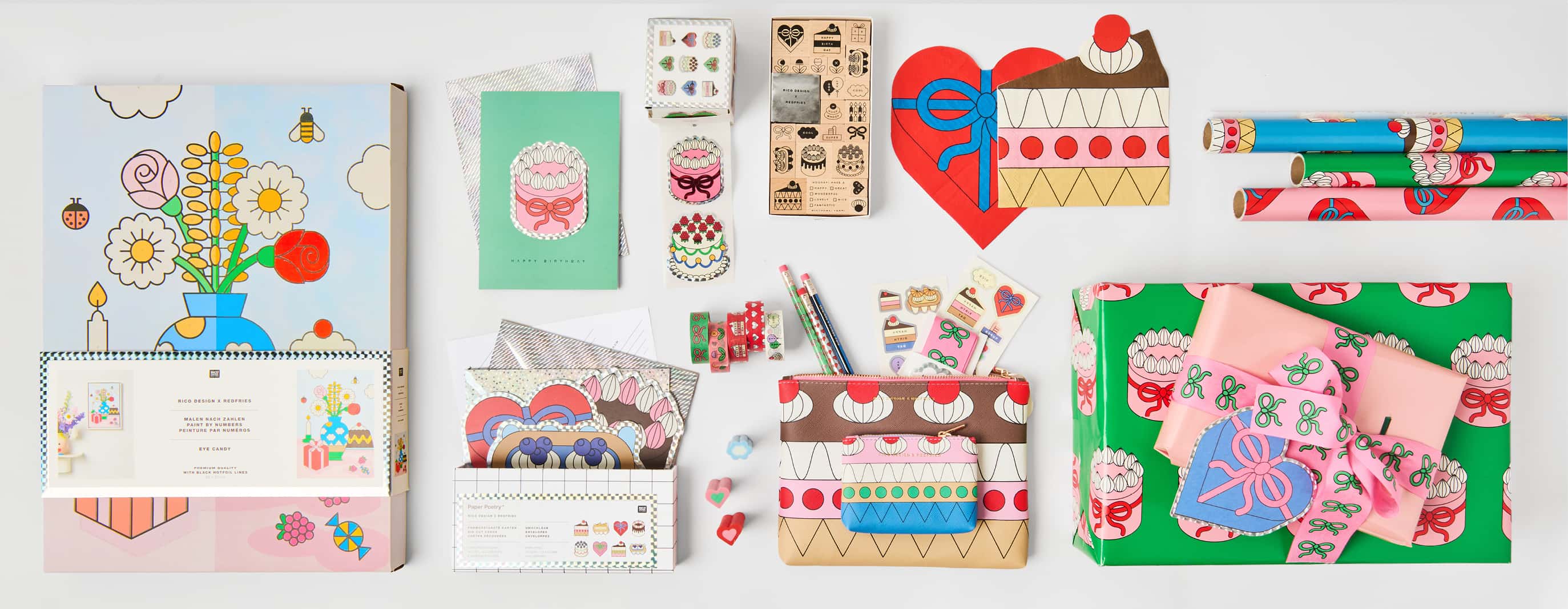 Papeterie-, Partyartikel und Etuis mit bunten Illustrationen von Torten, Schleifen und Blumen aus der Kollektion Eye Candy liegen auf grauem Hintergrund.
