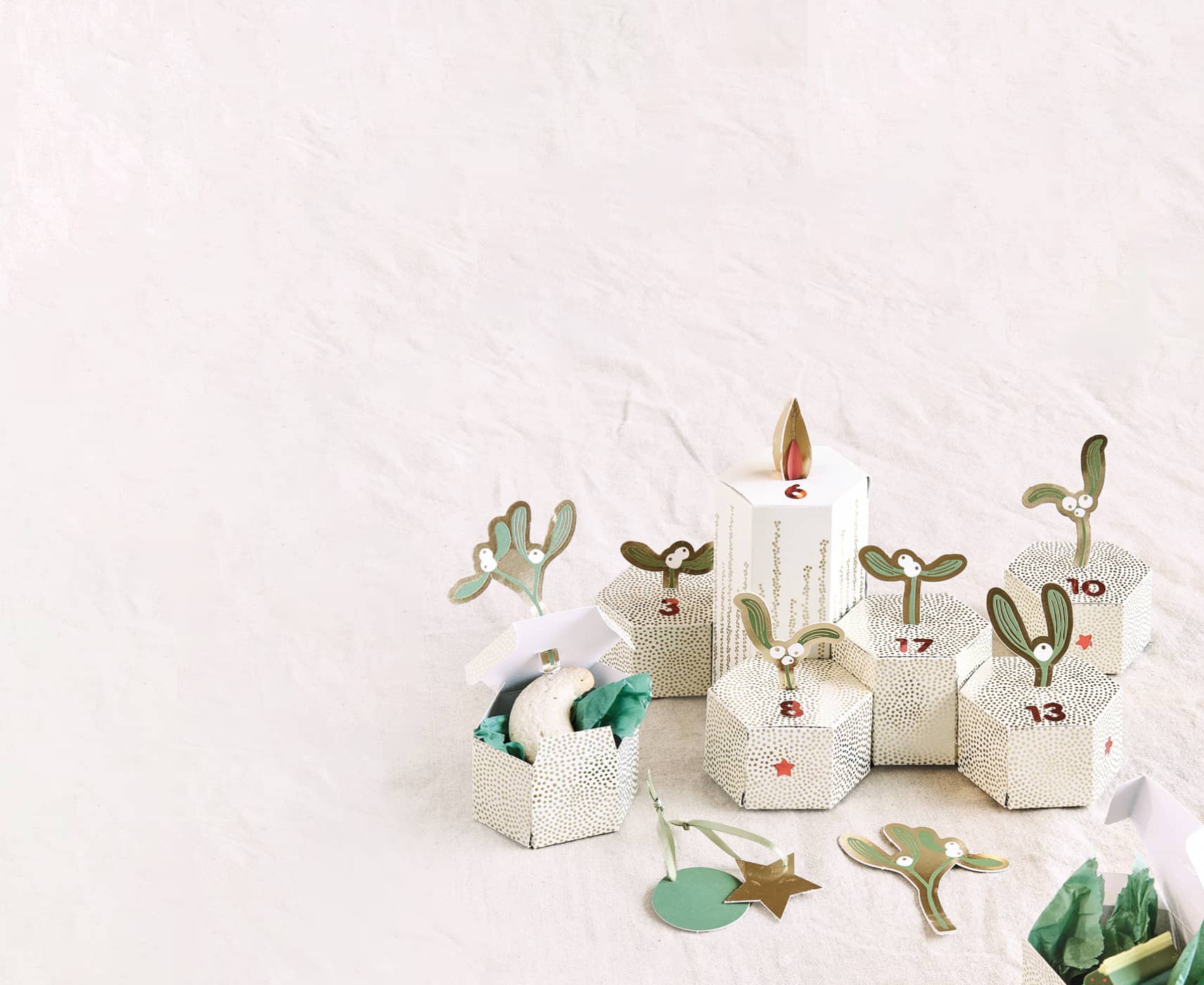 Adventskalender mit kleinen verzierten Geschenkboxen und weihnachtlichen Motiven auf hellem Hintergrund.