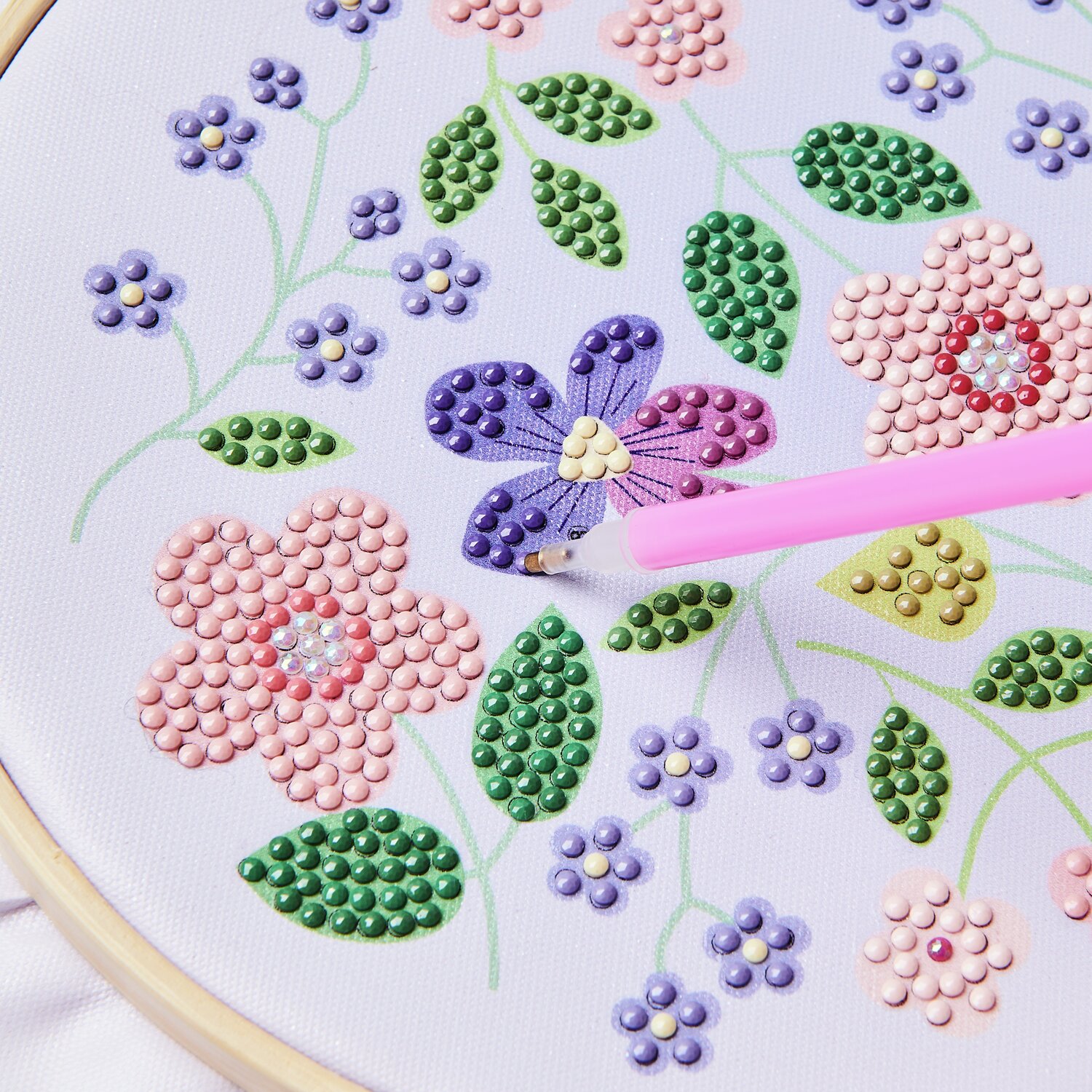 Diamond Painting DIY-Set Schimmernde Blumen 19-teilig zeigt bunte Blumenmuster mit Perlen.