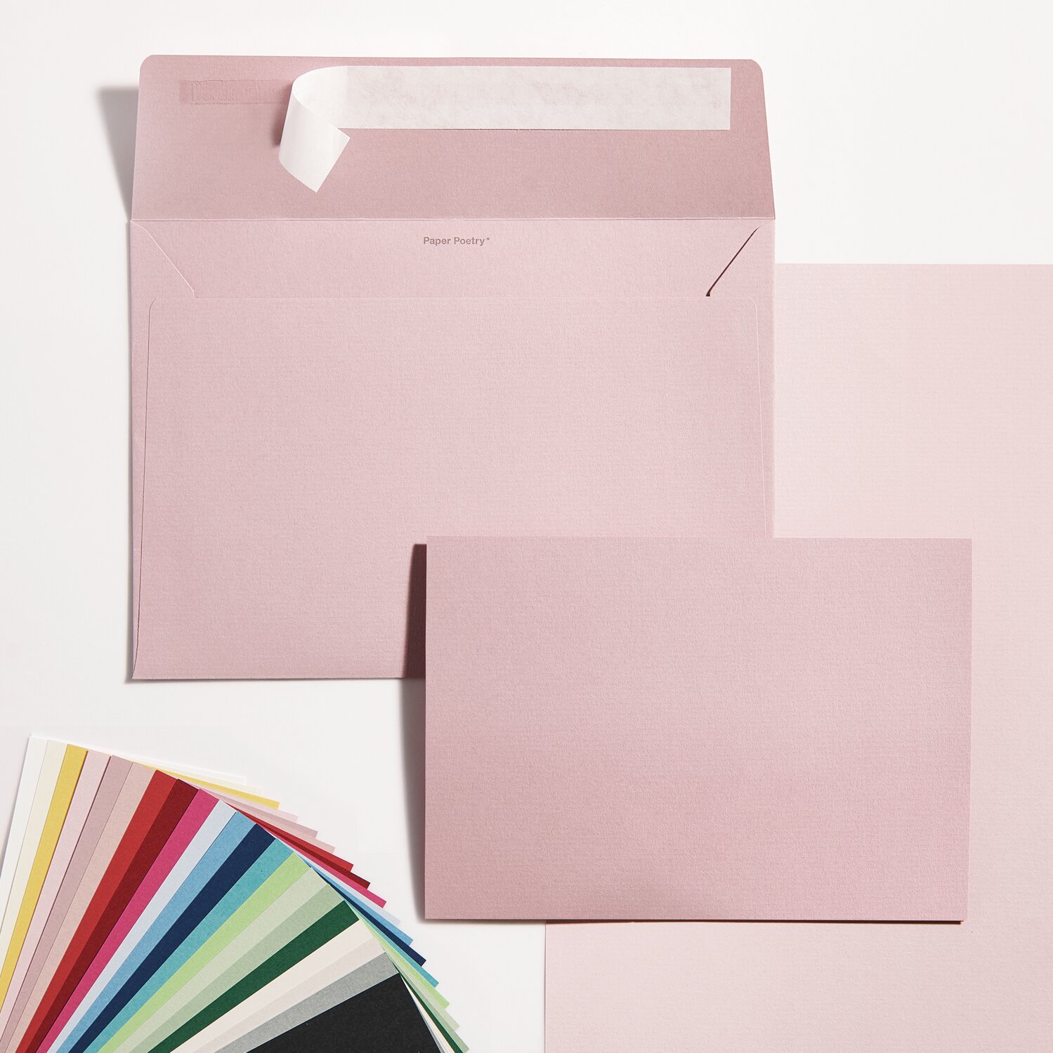 Paper Poetry Luxury Bögen A4 in zartem Rosa, Umschläge und Karten, ideal für elegante Einladungen.