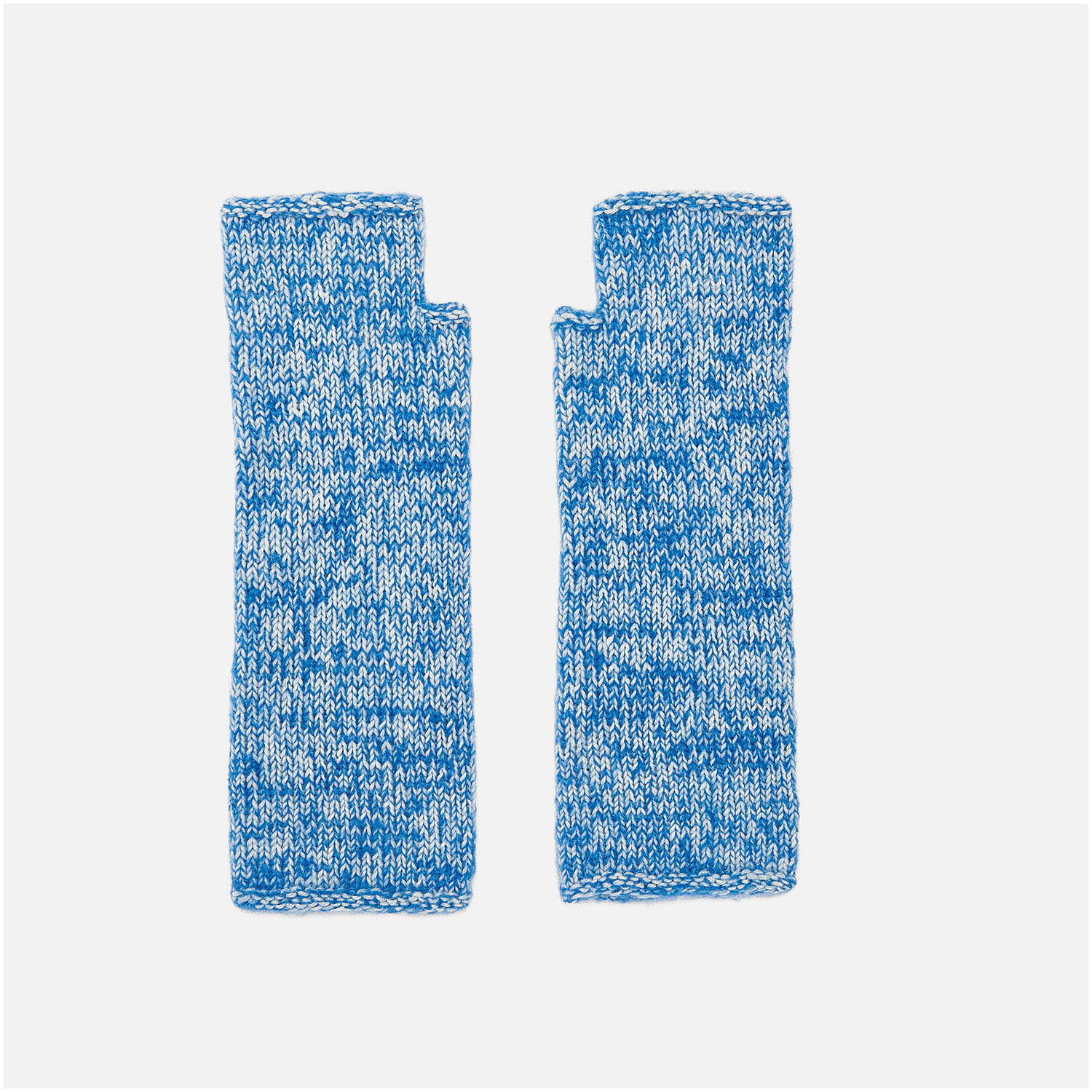 Stulpen-Strickset in Blau aus dem Top Down Knitting Special Nr. 2. Die Vorderansicht zeigt zwei blaue, gestrickte Stulpen, ideal für kühle Tage.