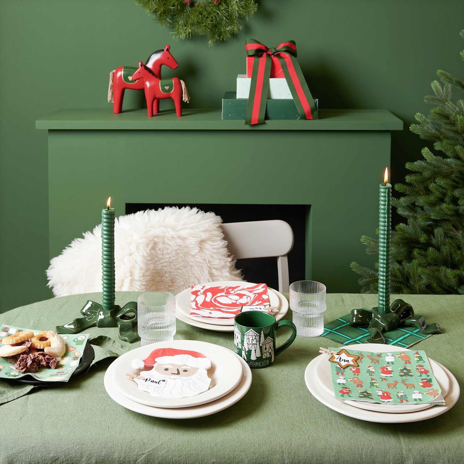 Servietten Weihnachtsmann 20 Stück auf festlich gedecktem Tisch mit grünen Kerzen und Dekoration.