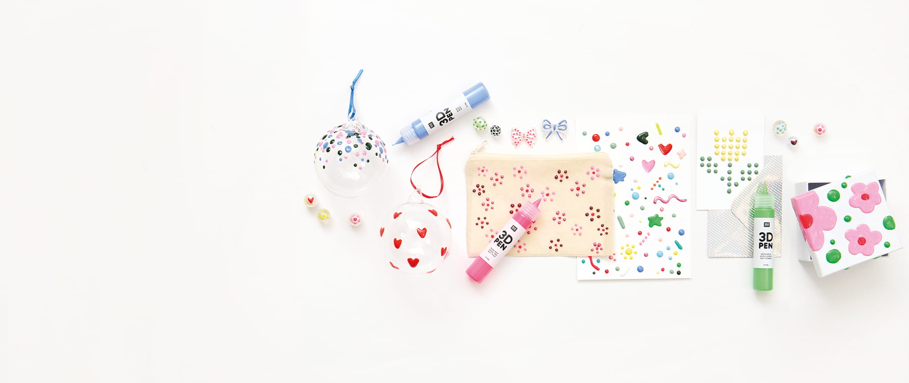 Bunt bemalte Karten, Taschen, Glasanhänger und weitere Produkte mit 3D- und Perlen-Effekten, liegen umgeben von bunten 3D-Pens auf grauem Hintergrund.