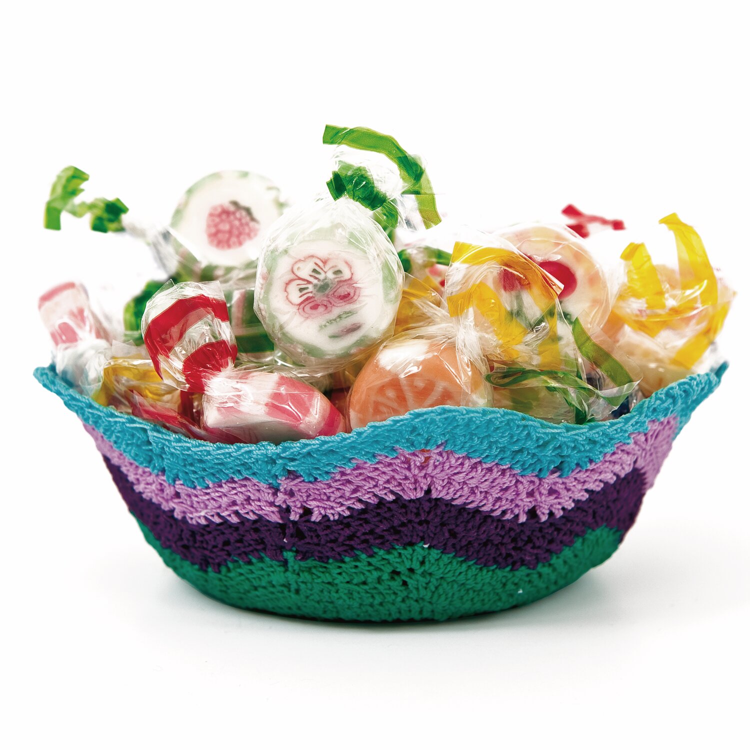 Textilsteif 105g von Rico Design Textilsteif: Bunte, gehäkelte Schale mit Süßigkeiten, dekoriert in lebhaften Farben, ideal für kreative Dekorationen.