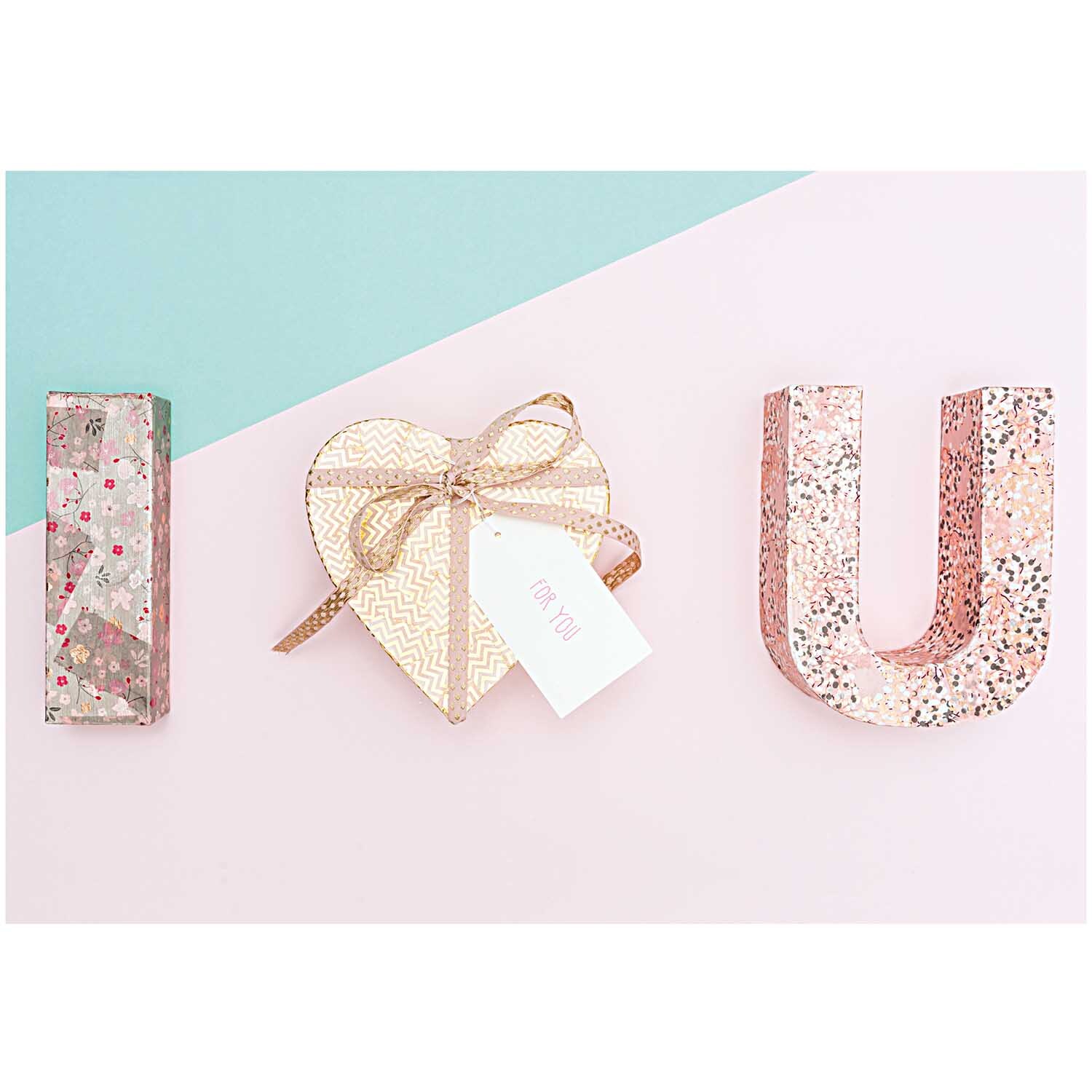 SB Paper Patch Papier Zickzack zeigt ein Herz, ein "I" und ein "U" in Gold und Rosa auf pastellfarbenem Hintergrund.
