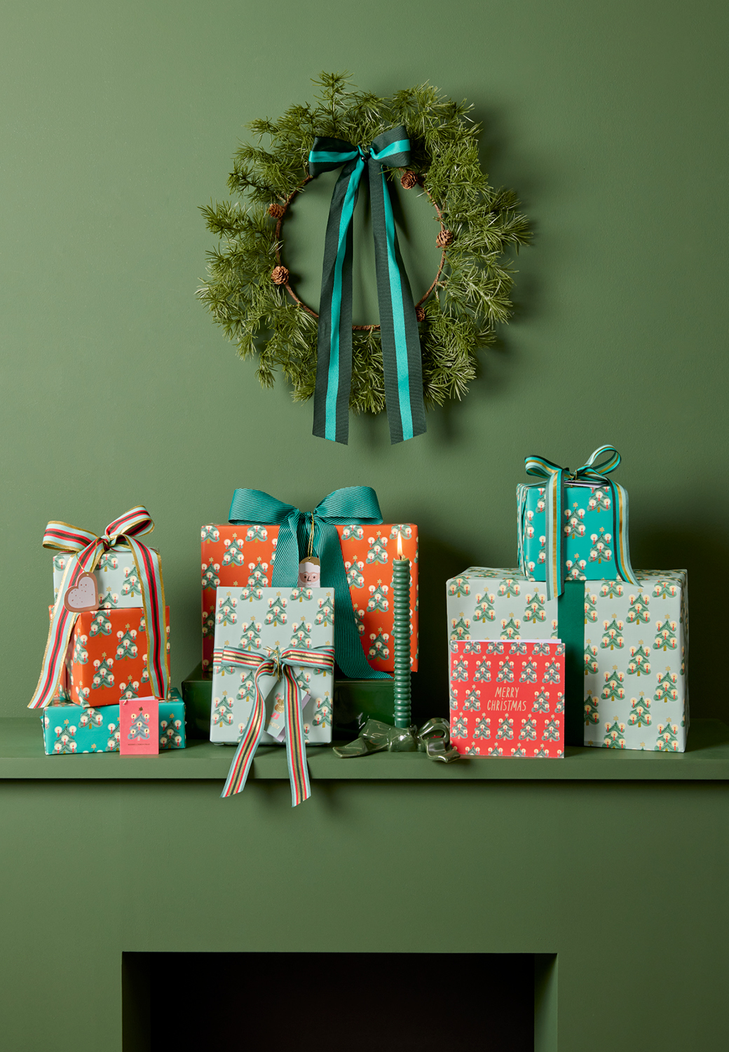 In weihnachtlichem Geschenkpapier verpackte Geschenke sind auf einem Kaminsims dekoriert