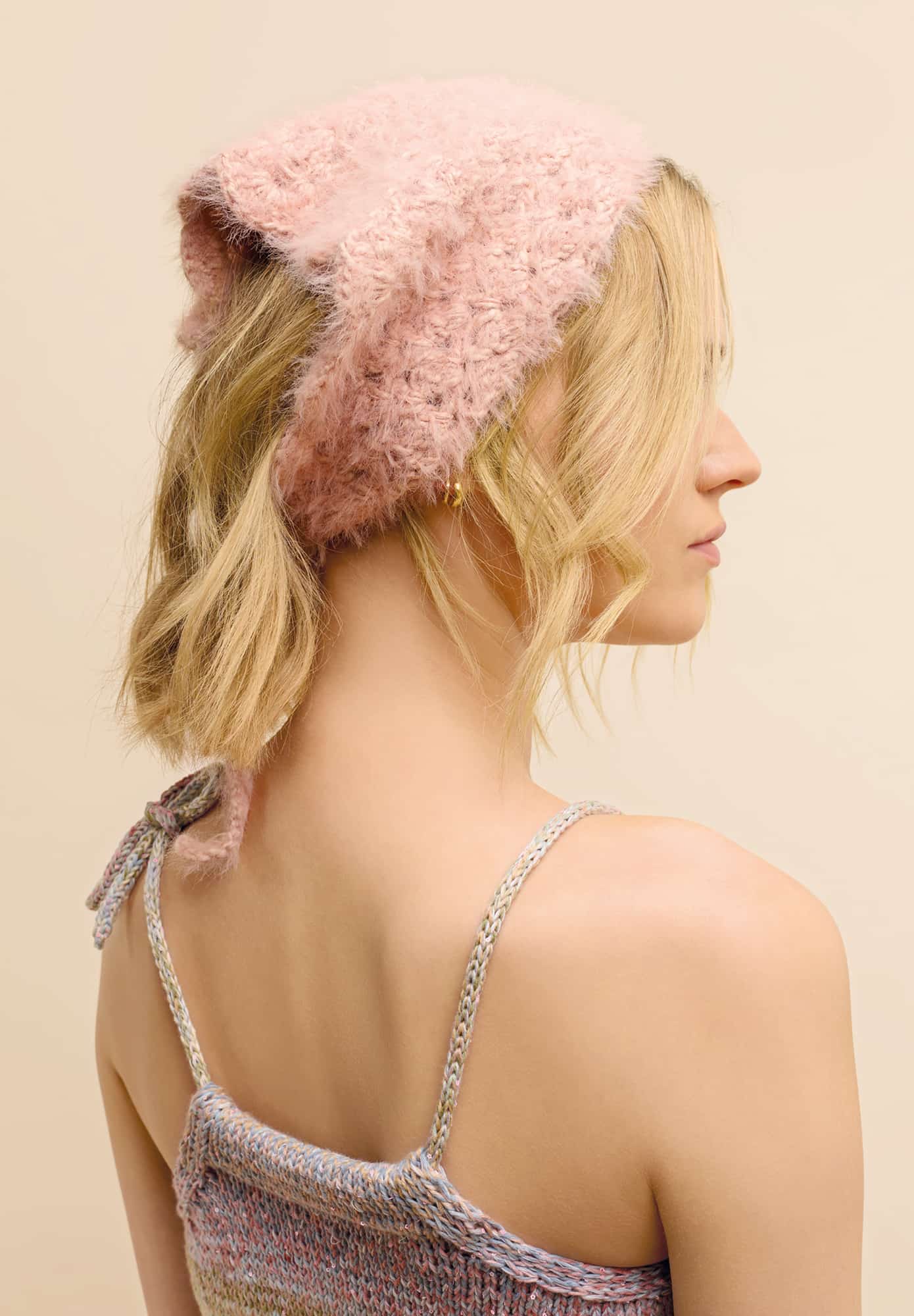 Frau trägt gehäkeltes Kopftuch in Rosa: Modell 05 aus Made by Me No. 22