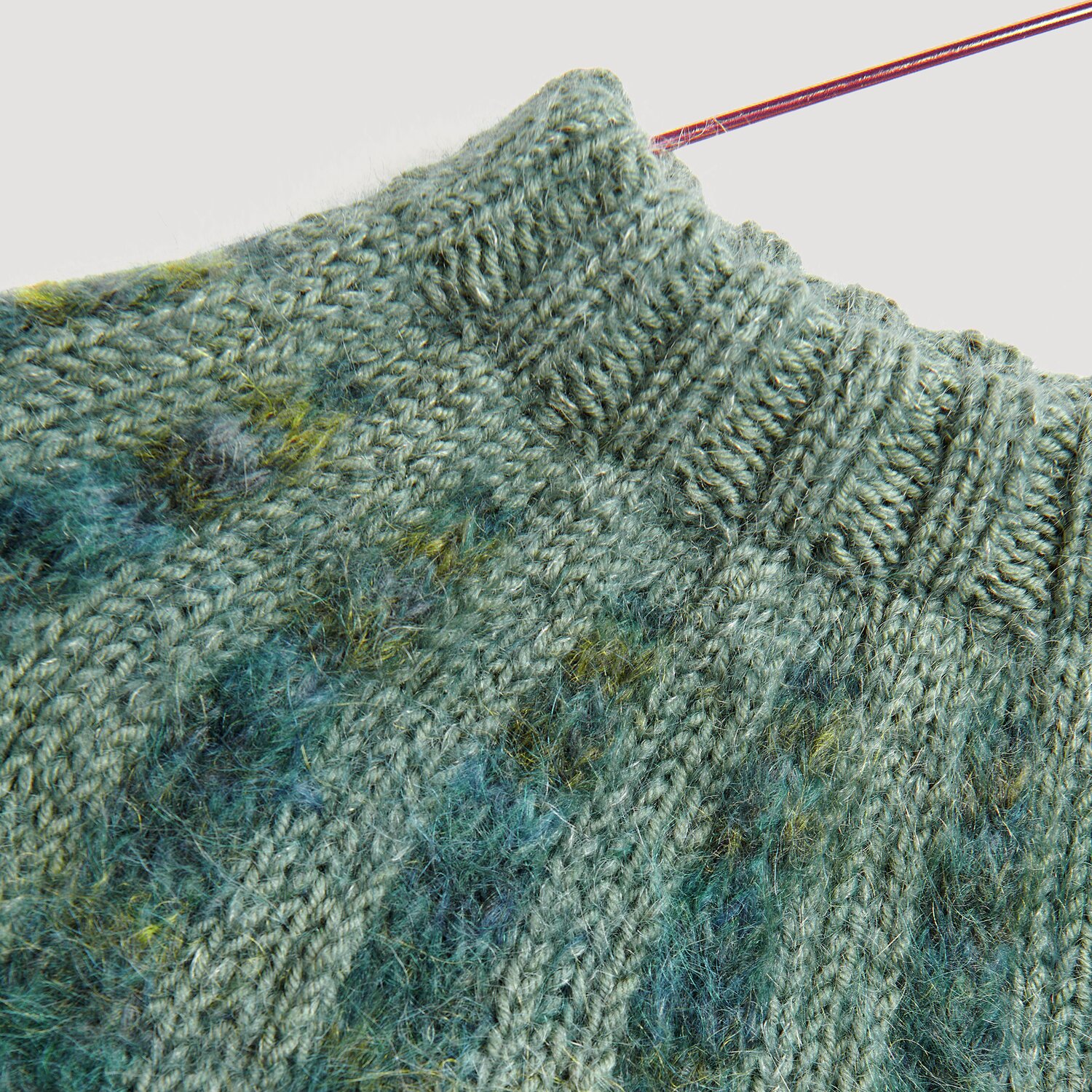 Fashion Meri Mohair Print 50g 275m Farbe Deep Sea von Rico Design Essentials Merino dk: Gestrickter Pullover in Efeu mit modischem Mohair-Print, ideal für Herbstmode.