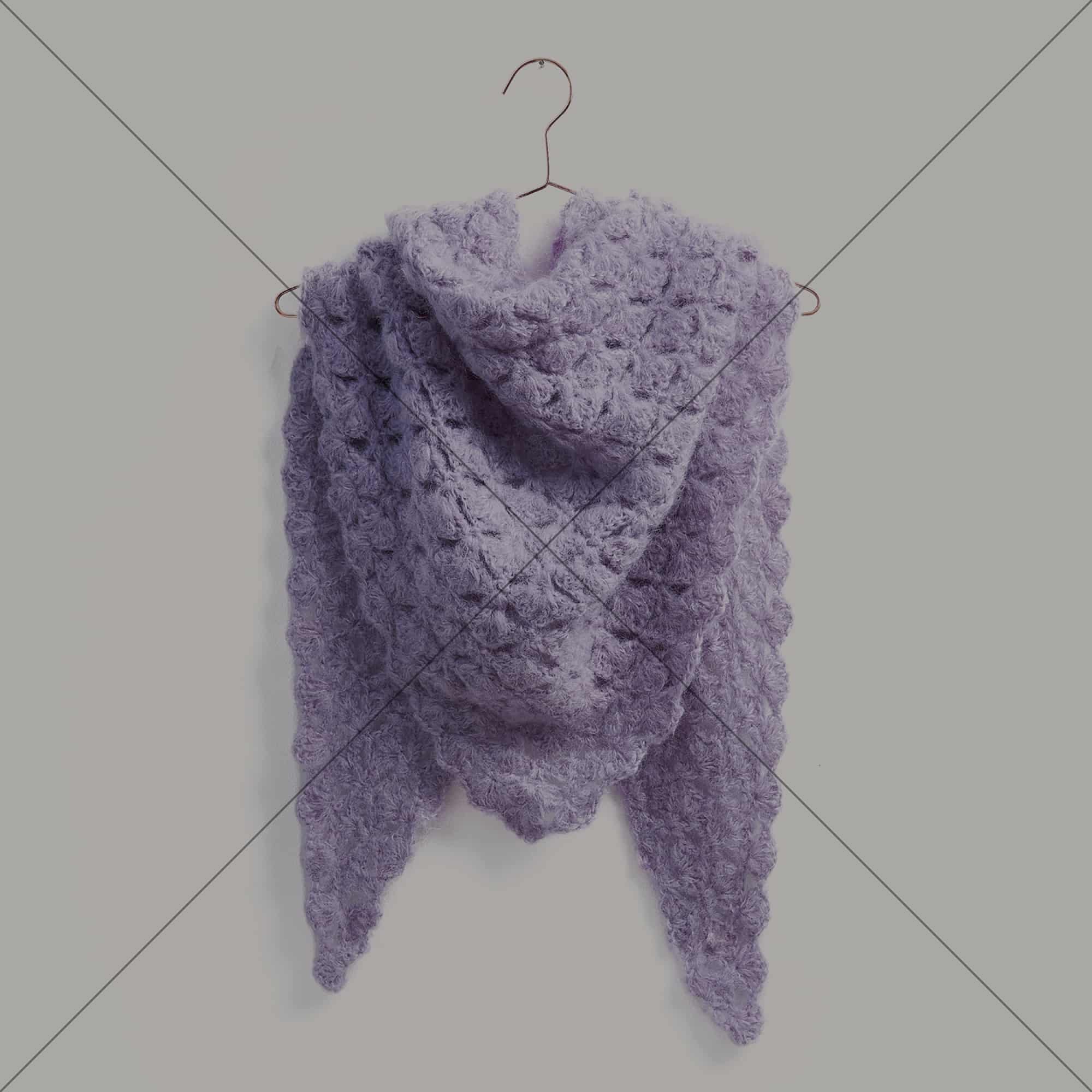 Gehäkeltes Dreieckstuch in Lila: Modell 05 aus dem Heft Winter Crochet Collection