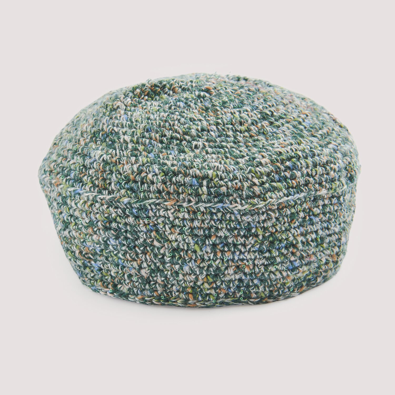 Häkelset Barett Modell 20 B aus Die Neue Masche No. 15, gestrickt in melierten Grüntönen.