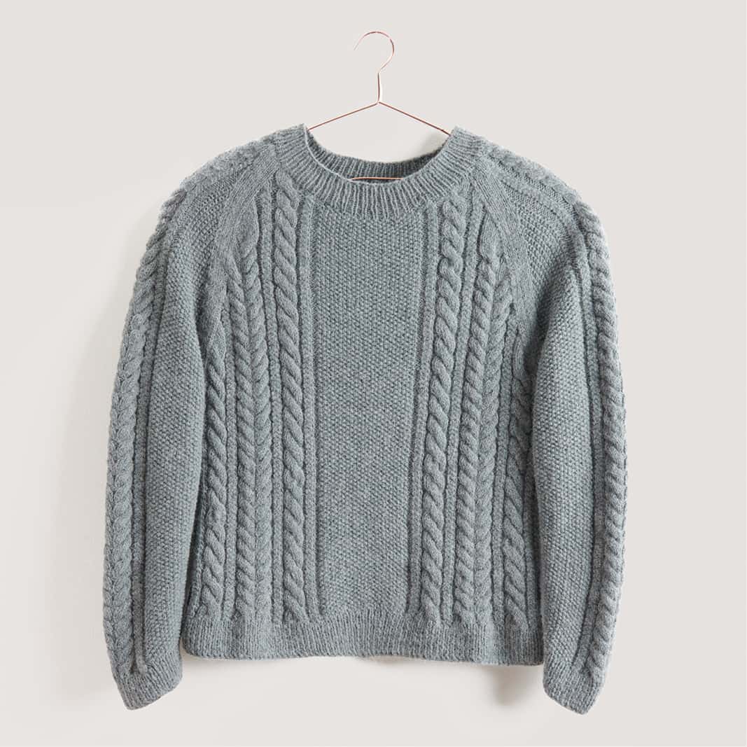 Gestrickter Pullover in Blau: Modell 15 aus dem Heft Made by Me Men No. 03