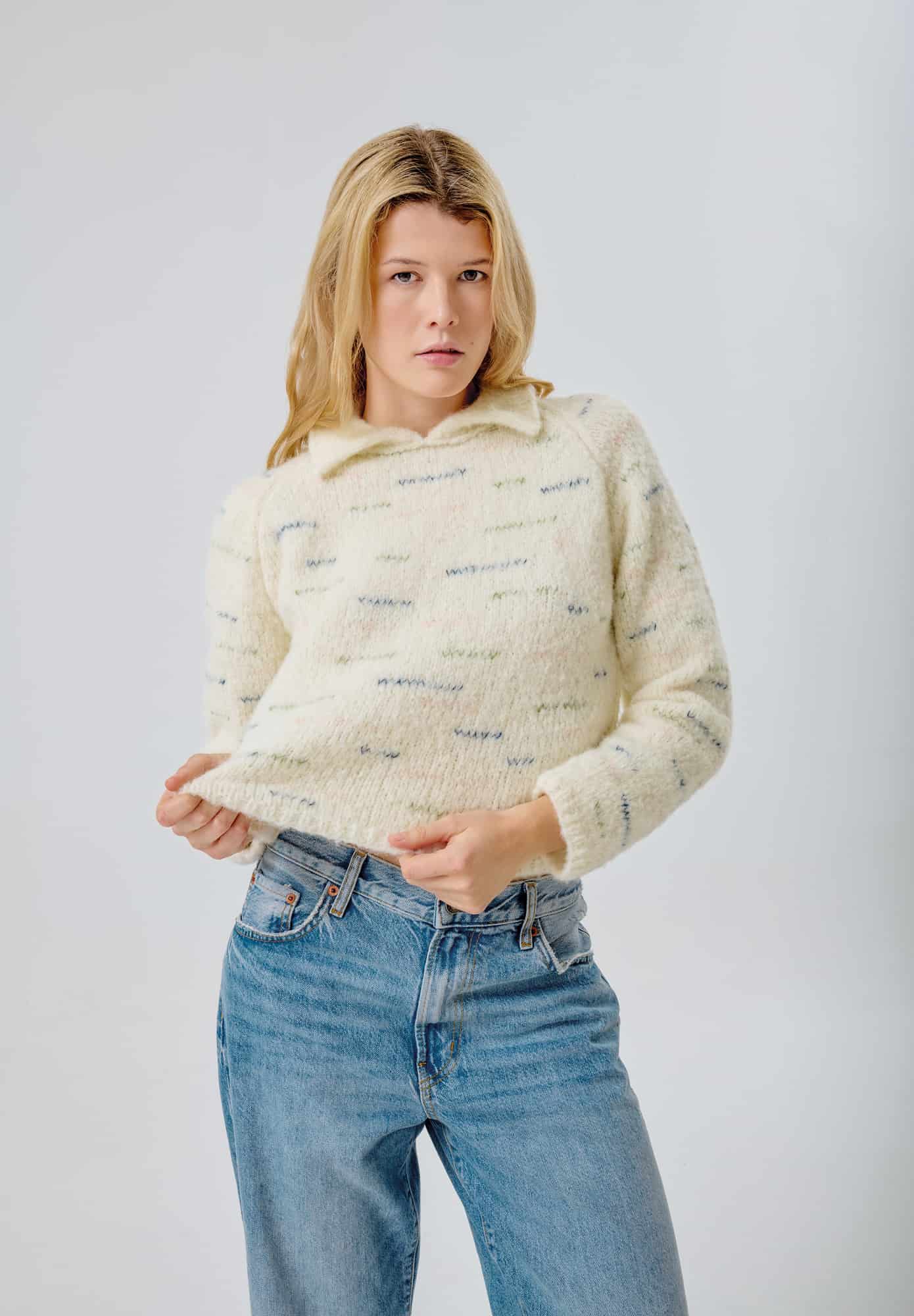 Frau trägt gestrickten Pullover in Creme: Modell 13 aus Made by Me No. 21