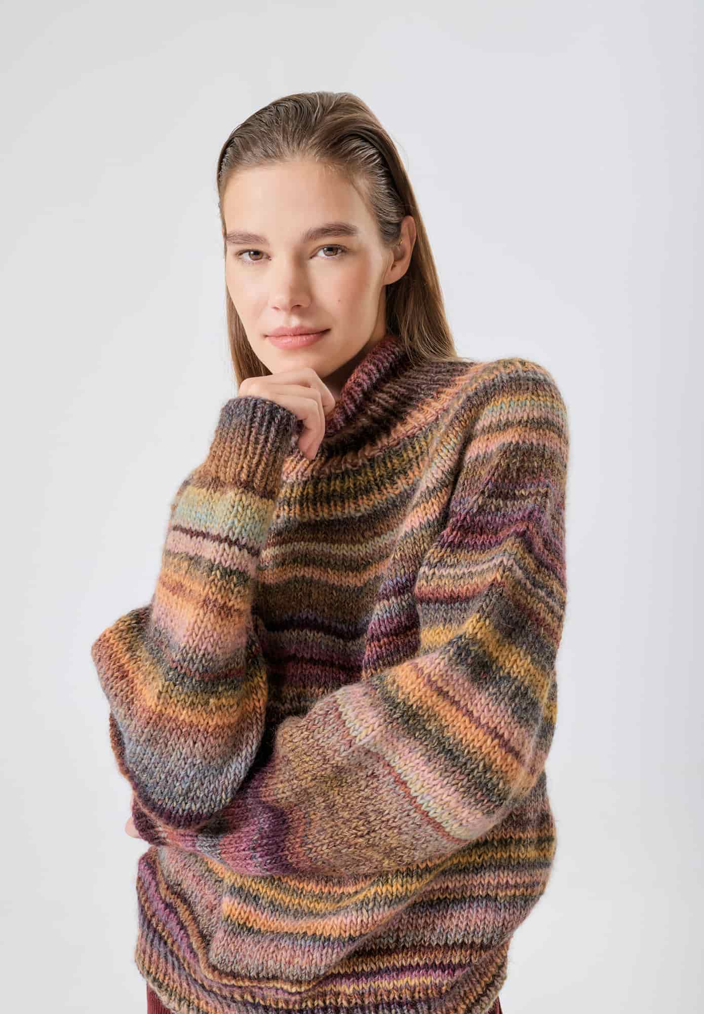 Frau trägt gestrickten Pullover mit Farbverlauf in Brauntönen: Modell 26 aus Made by Me No. 21