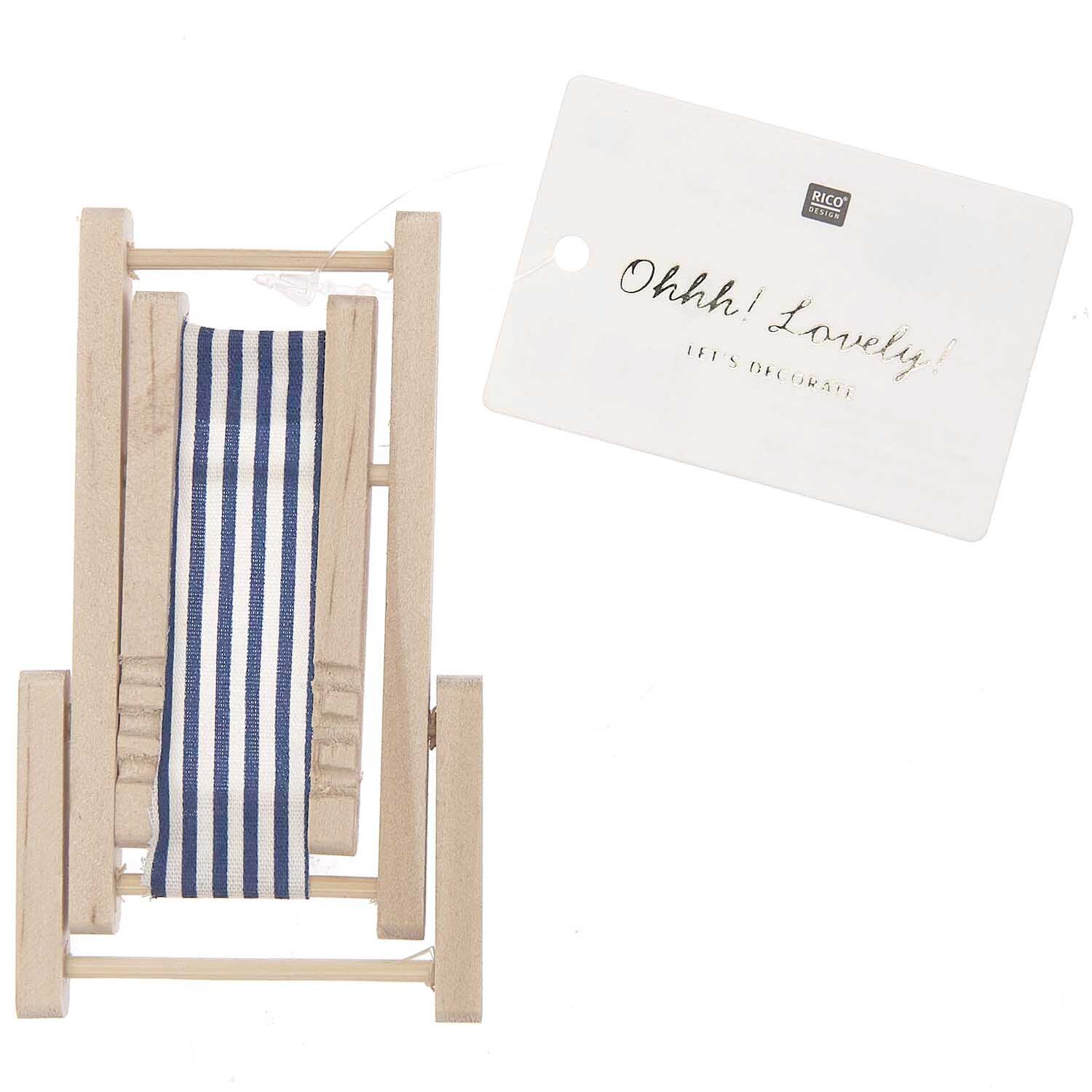 Deko-Liegestuhl blau-weiß mit Streifenmuster, von Rico Design, aus Holz mit Etikett "Ohhh! Lovely".