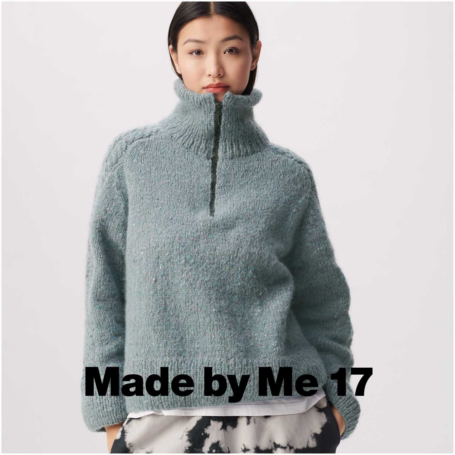 Fashion Alpaca Sparks Joy 50g 120m Farbe Blau von Rico Design Fashion Alpaca Sparks Joy: Frau trägt blauen Pullover mit hohem Kragen, gestrickt aus Rico Design Wolle.