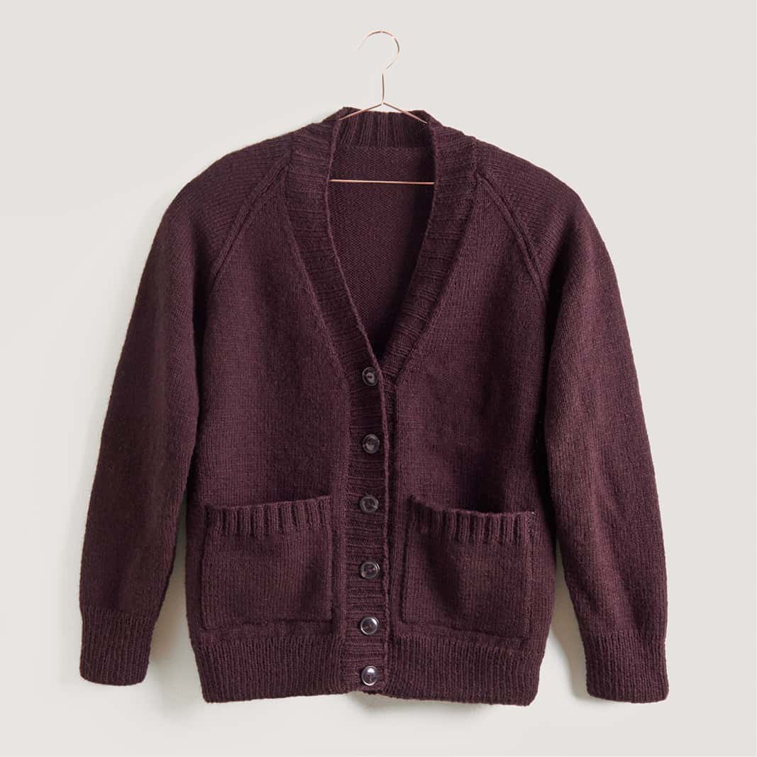 Gestrickte Jacke in Bordeaux: Modell 16 aus dem Heft Made by Me Men No. 03