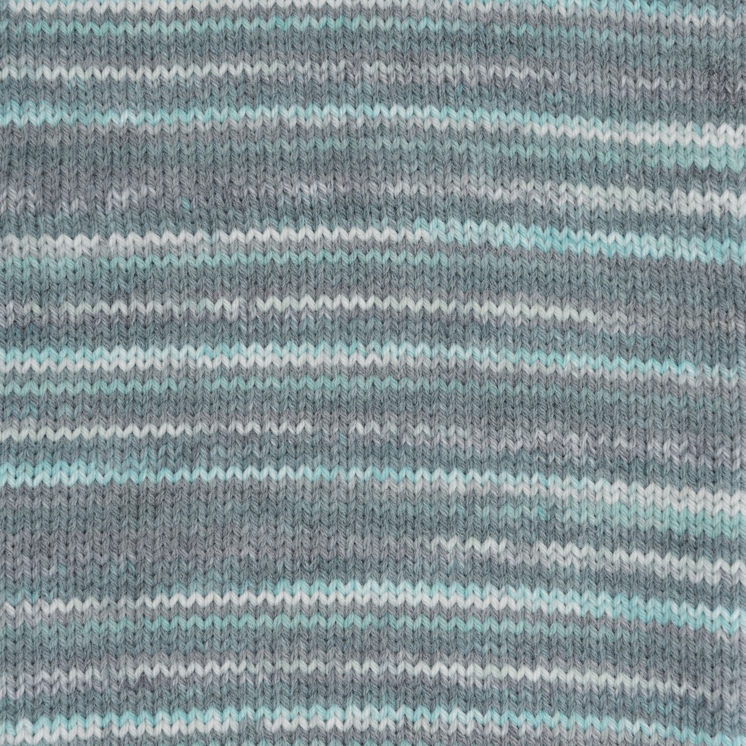 Rico Baby Classic Print dk zeigt ein gestricktes Muster in Blau-Grau Mix von Rico Design, ideal für weiche Babybekleidung.