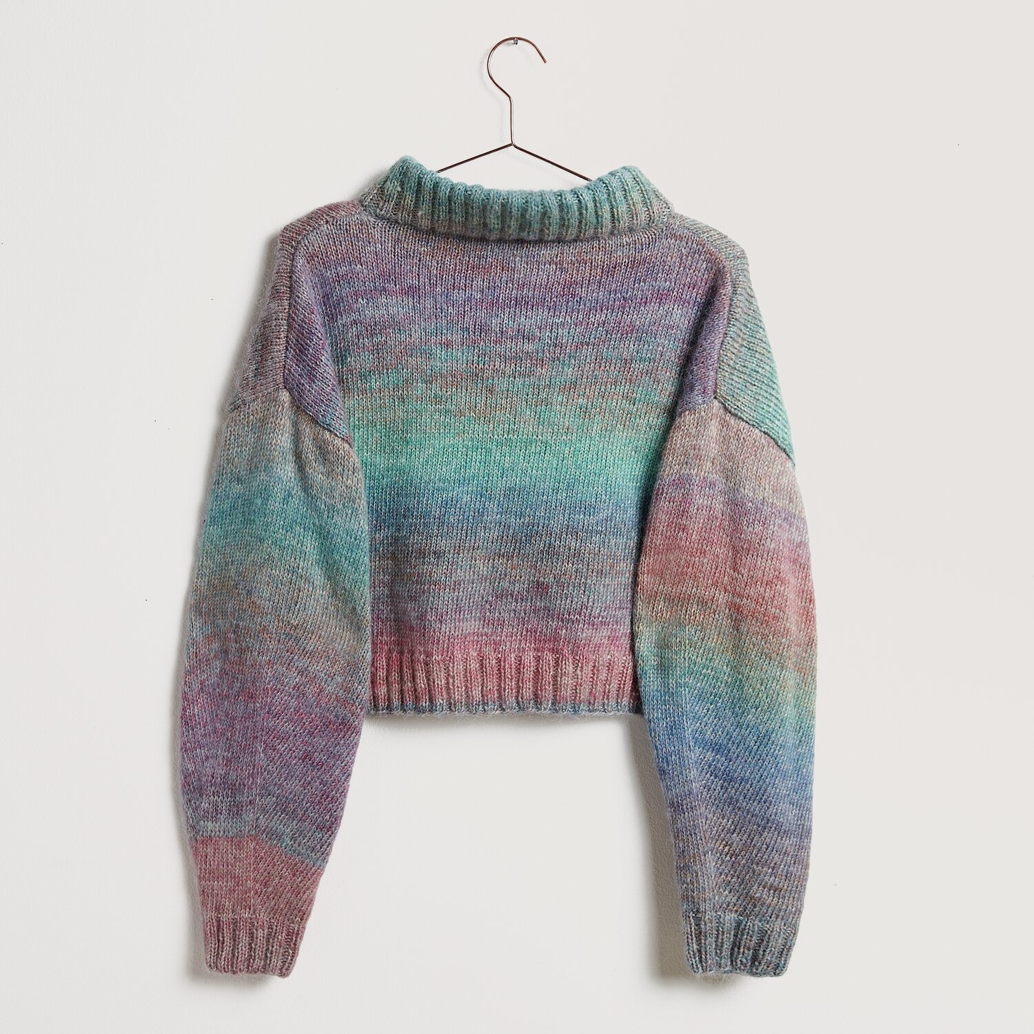 Creative Painted Power Cotton dk Pullover in Pastellfarben, gestrickt aus weicher Wolle, ideal für Frühling und Sommer.