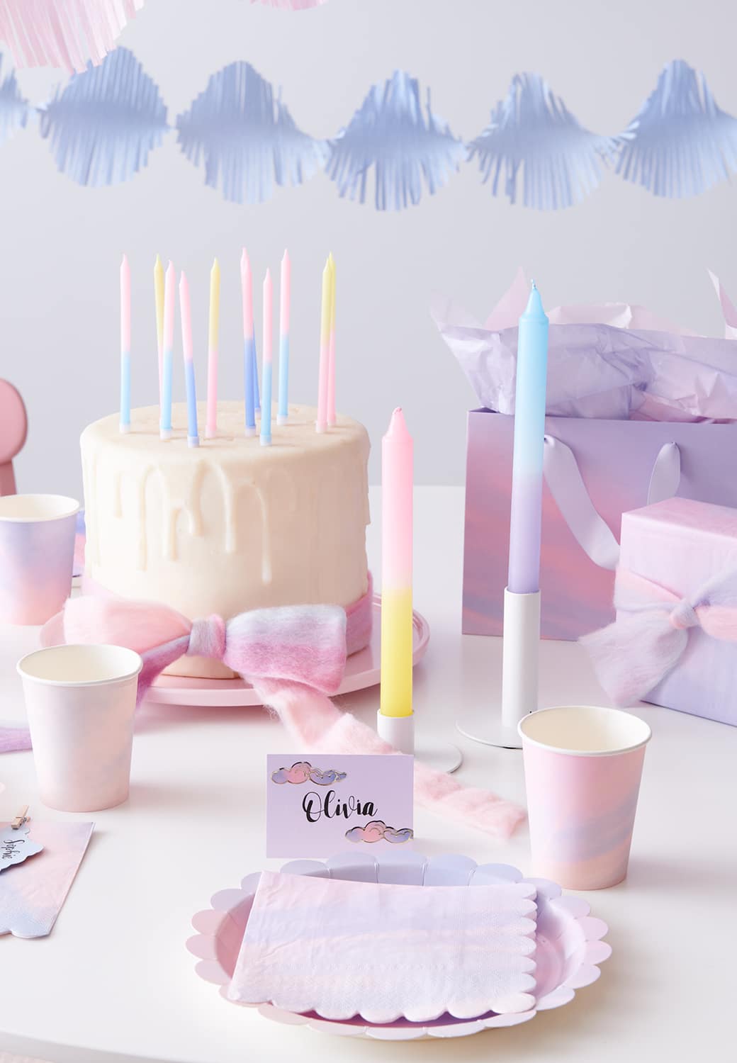 Ein gedeckter Tisch in Rosa und Lila Tönen.