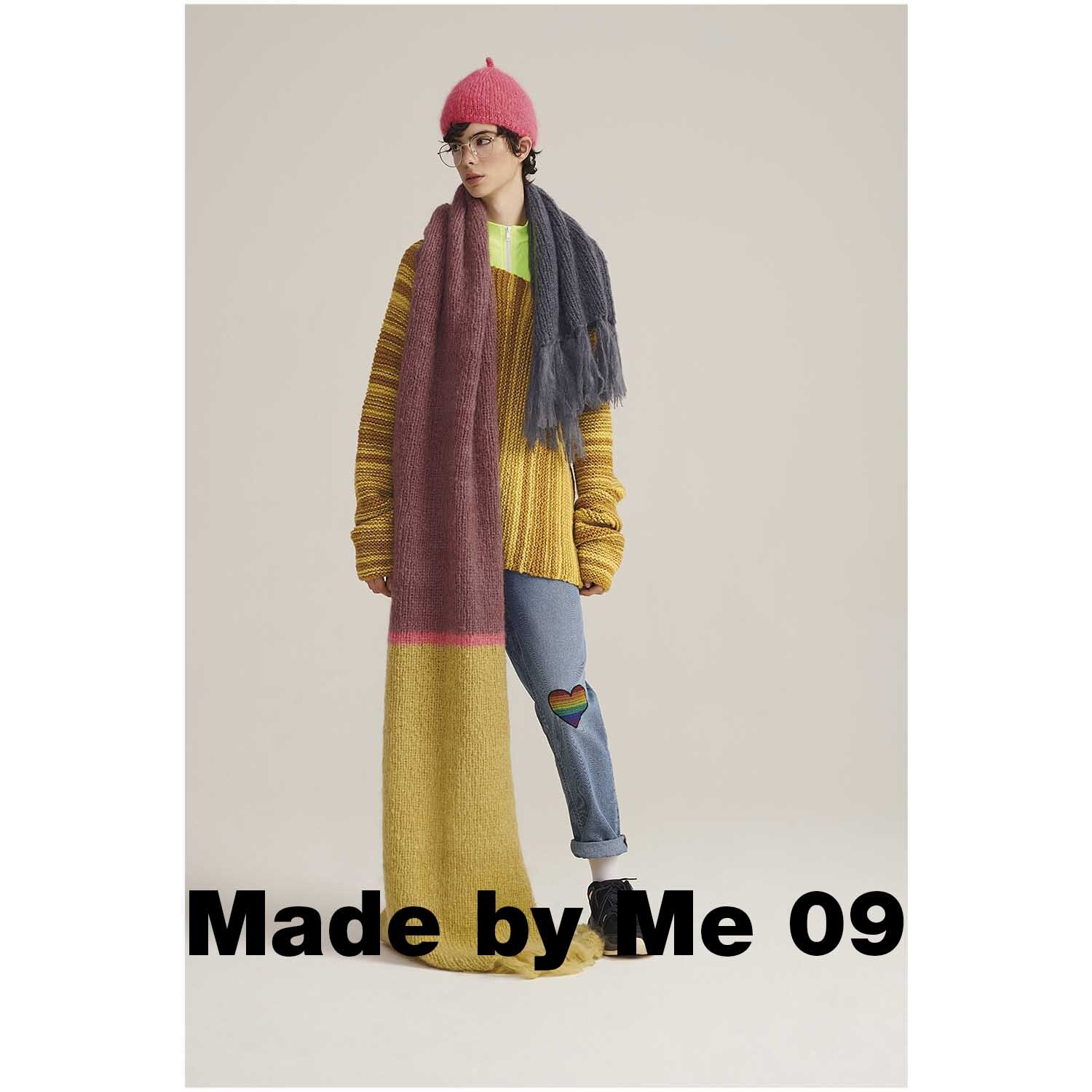 Fashion Mohair Merino Chunky: Person in gelbem Pullover mit langem Schal und blauer Jeans, trägt rote Mütze.