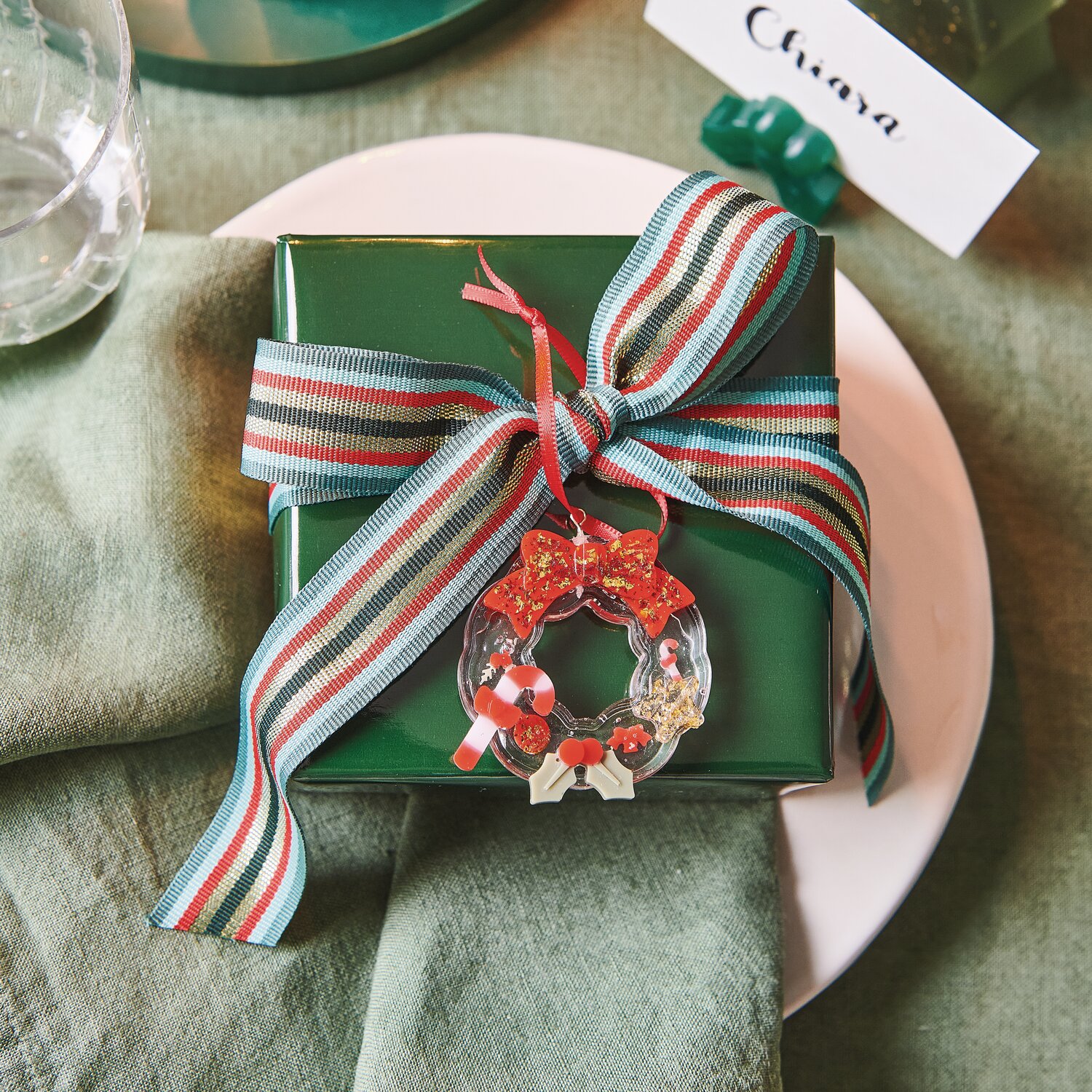 Silikon Gießform Mini-Weihnachtskranz 1 Stück von Rico Design Silikon Gießform Mini-Weihnachtskranz: Grünes Geschenk mit gestreiftem Band und Kranzanhänger.