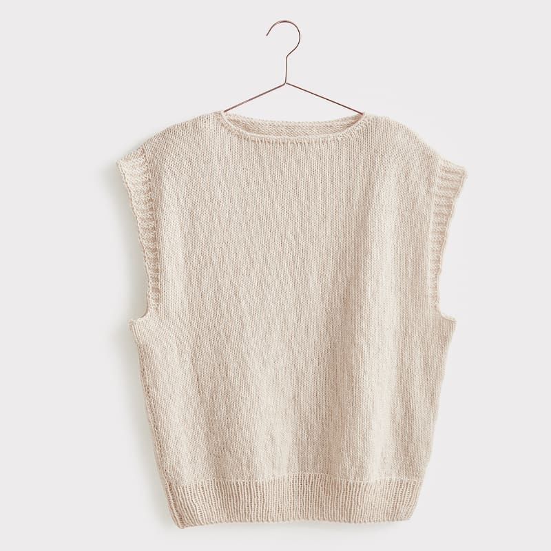 Gestrickter Pullunder in Natur: Modell 03 aus dem Heft Luxury Knits Premium Natural Fibres
