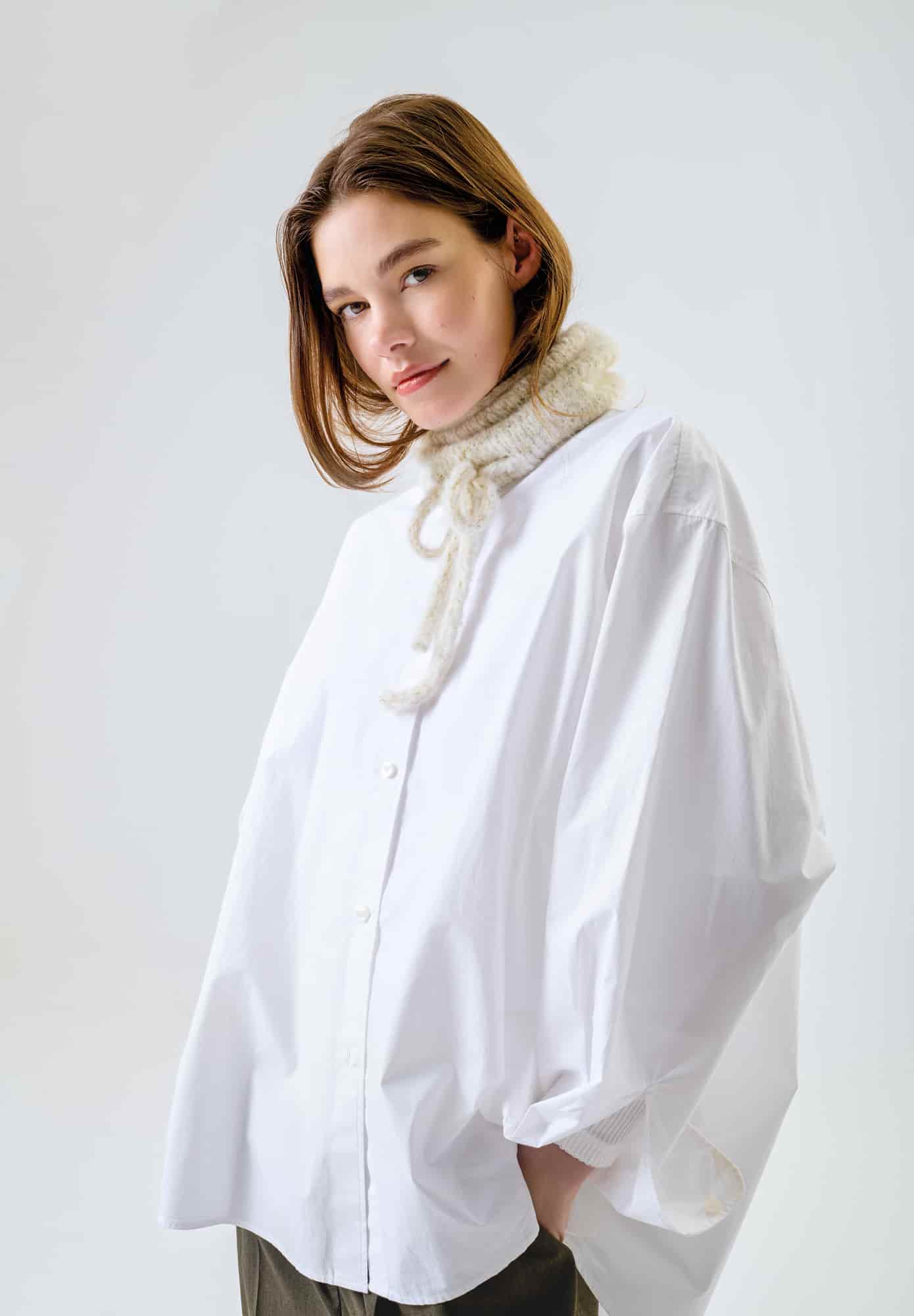 Frau trägt gestrickten Kragen in Creme: Modell 20 aus Made by Me No. 21