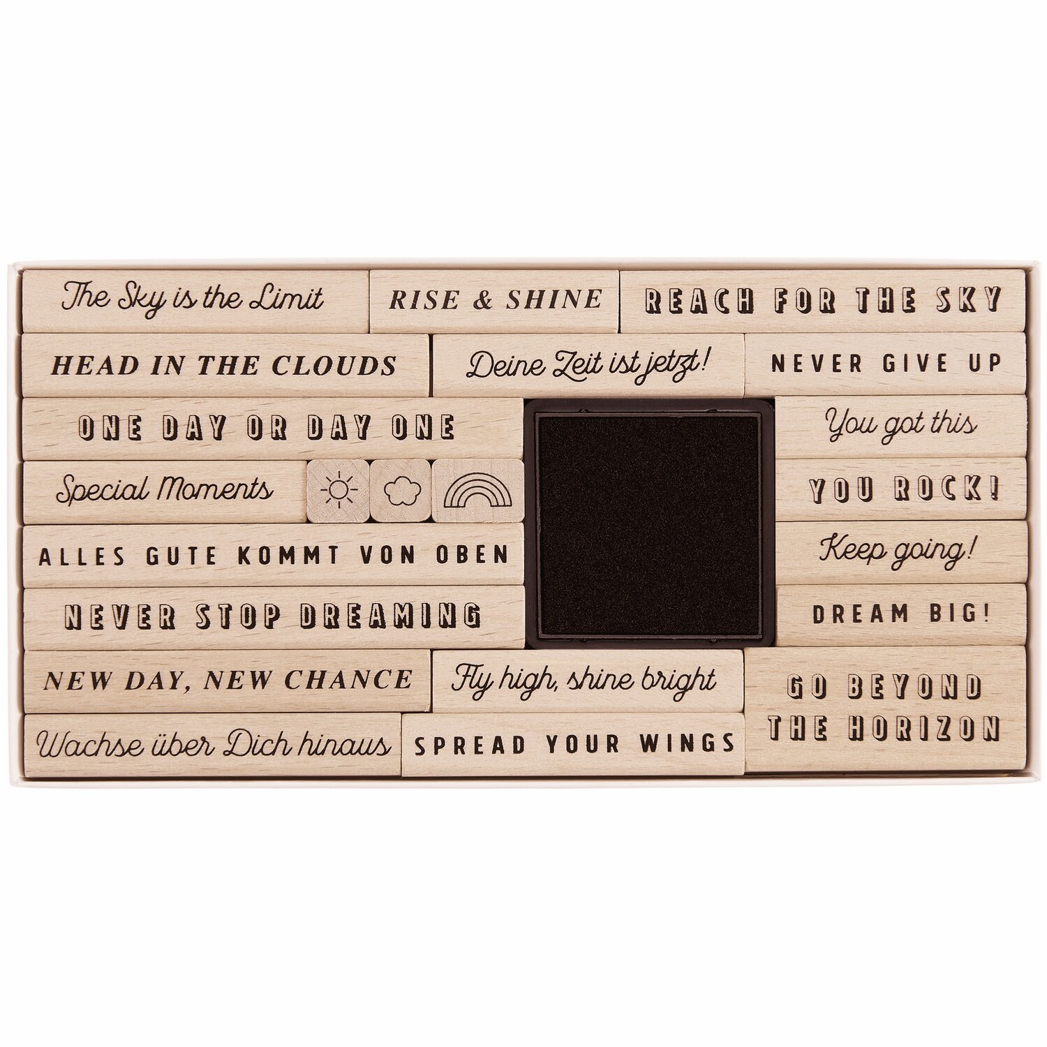 Stempelset Typo, 23-teilig, von Rico Design. Enthält inspirierende Sprüche auf Holzstempeln. Ideal für kreative Projekte und Scrapbooking.