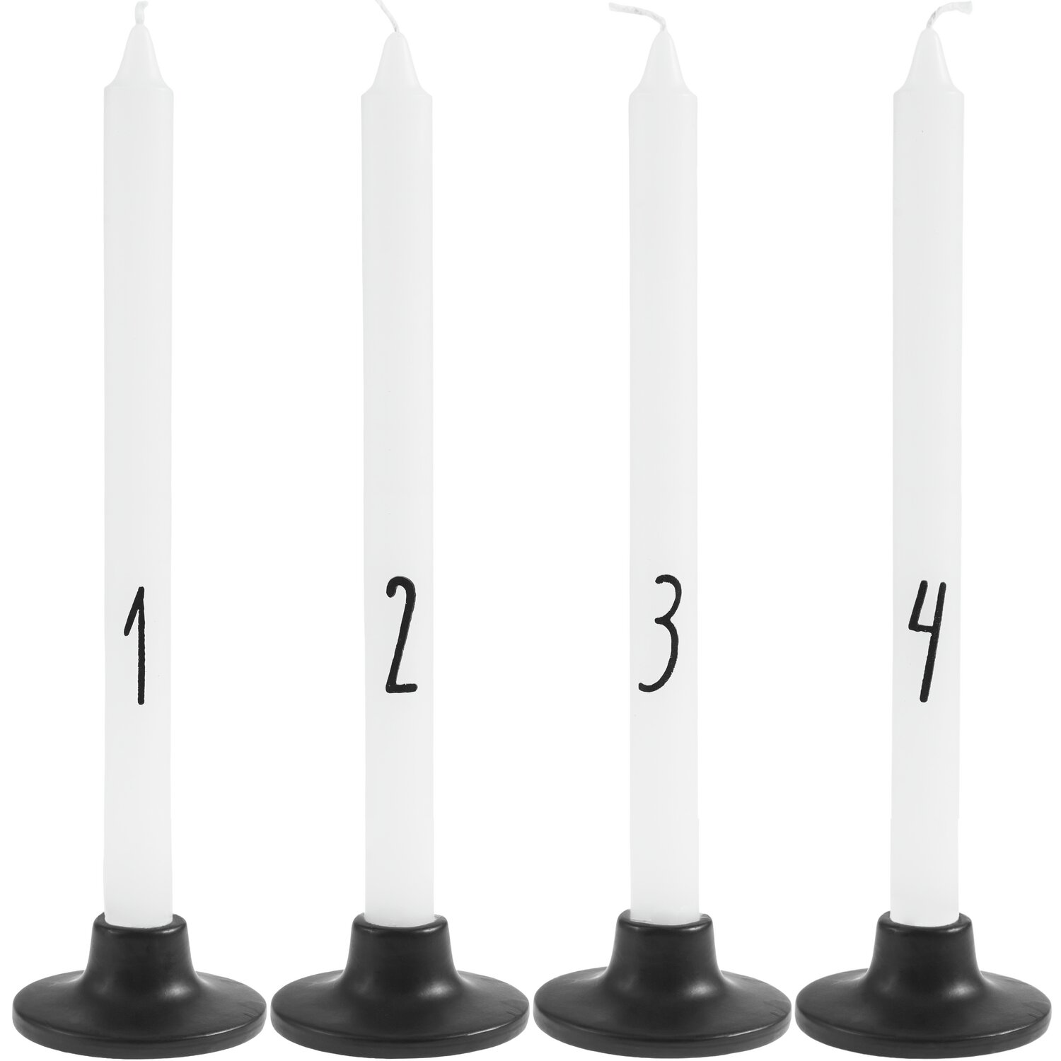 Adventskerzenset 4 Stück: Vier weiße Kerzen von Rico Design, nummeriert, auf schwarzen Haltern.