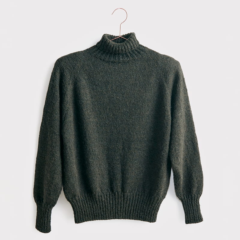 Gestrickter Pullover in Oliv: Modell 15 aus dem Heft Luxury Knits Premium Natural Fibres
