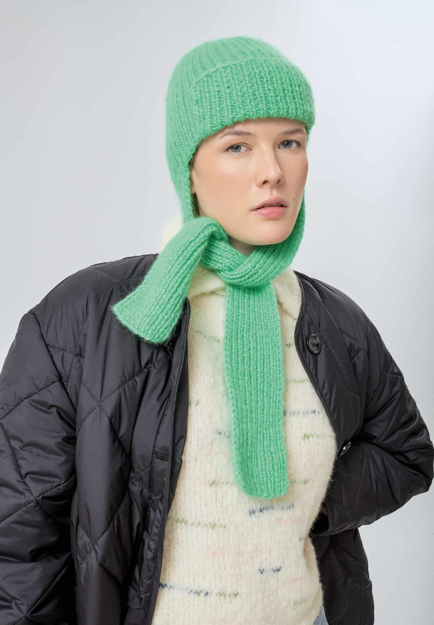 Frau trägt gestrickte Mütze in Smaragd: Modell 19 aus Made by Me No. 21