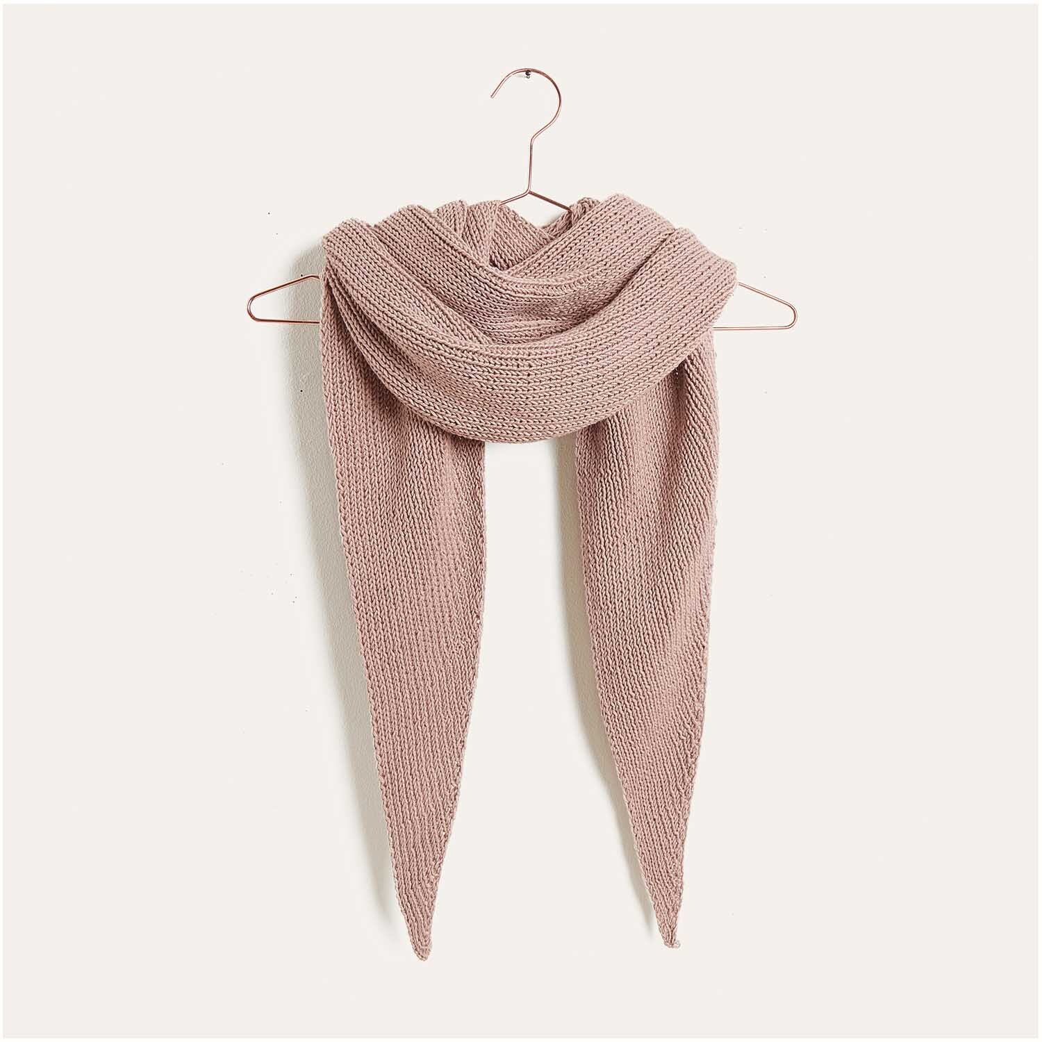 Strickset Tuch Modell 03 aus Luxury Knits: Ein elegantes, rosafarbenes Tuch auf einem Kleiderbügel.