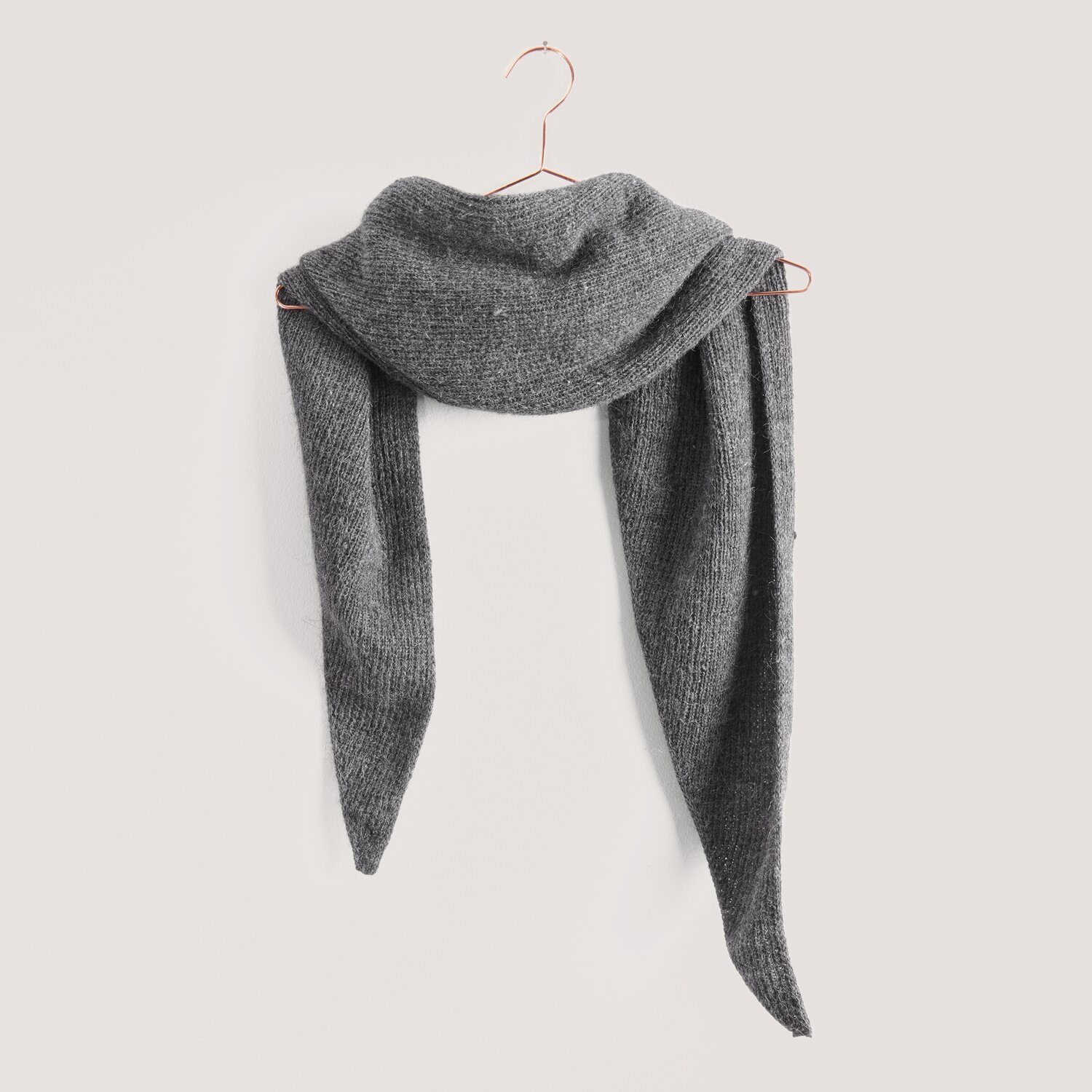 Made by Me Men No. 3 Schal in Schwarz aus weichem Merino Supercash dk, elegant drapiert auf einem Kleiderbügel.