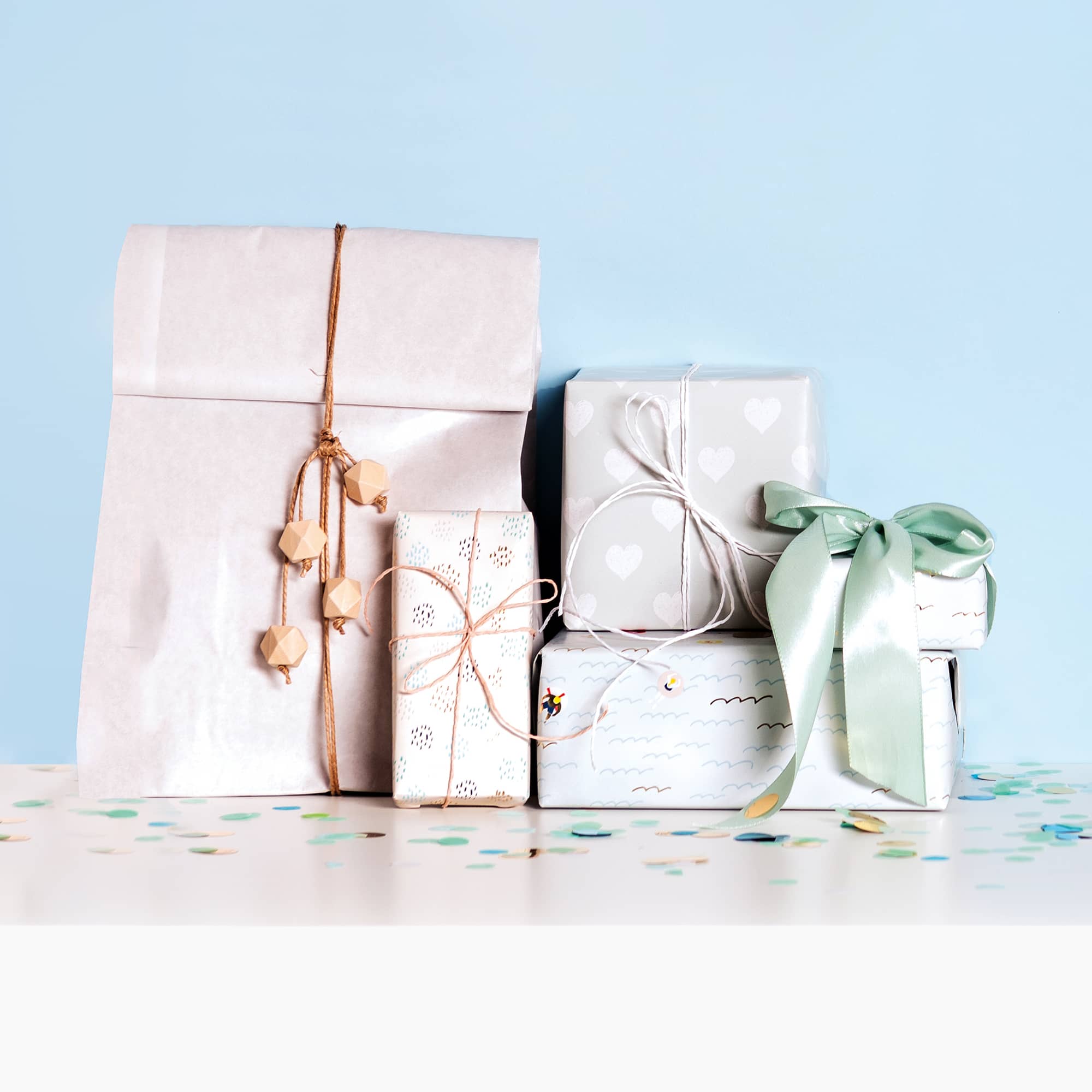 Stapel mit verpackten Geschenken