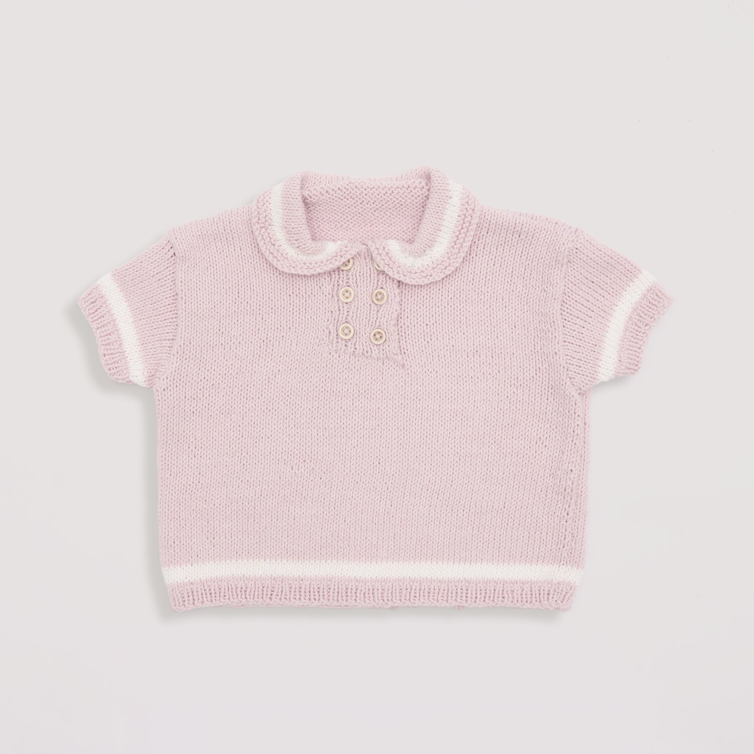 Strickset Shirt Modell 16 aus Baby Nr. 39 in Rosa und Weiß, aus Baby Organic Cotton, mit kurzen Ärmeln und Knopfleiste.