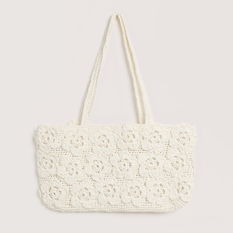 Gehäkelte Tasche in Weiß mit Blumen-Applikationen: Modell 04 aus dem Heft Luxury Knits Summer Pieces