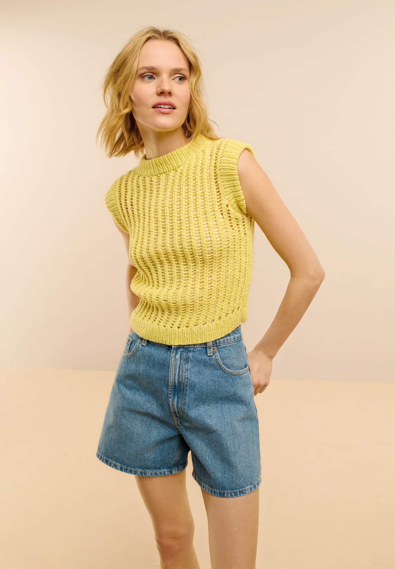 Frau trägt gestricktes Top in Gelb: Modell 18 aus Made by Me No. 22