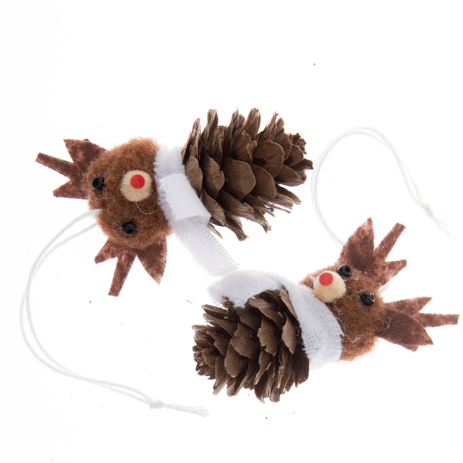 Hänger Rentier aus Pompon & Zapfen 40x45mm 2 Stück: Zwei braune Rentier-Anhänger aus Pompons und Zapfen, ideal für weihnachtliche Dekorationen.