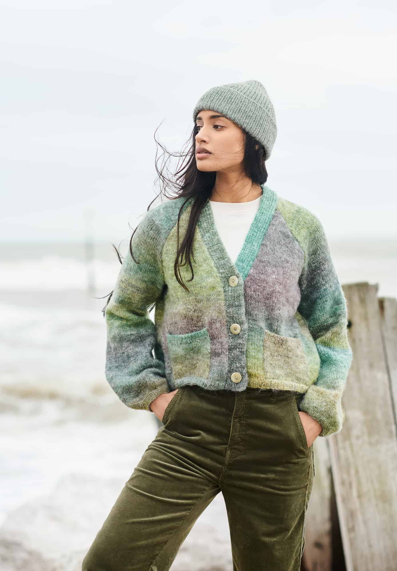 Frau trägt gestrickte Jacke in Grüntönen: Modell 16 aus Lovewool No. 21