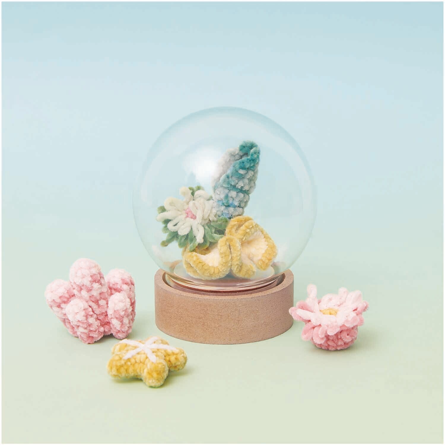 Ricorumi Nilli Nilli: Handgefertigte Häkelblumen und Schmetterlinge in einer Glaskugel von Rico Design.