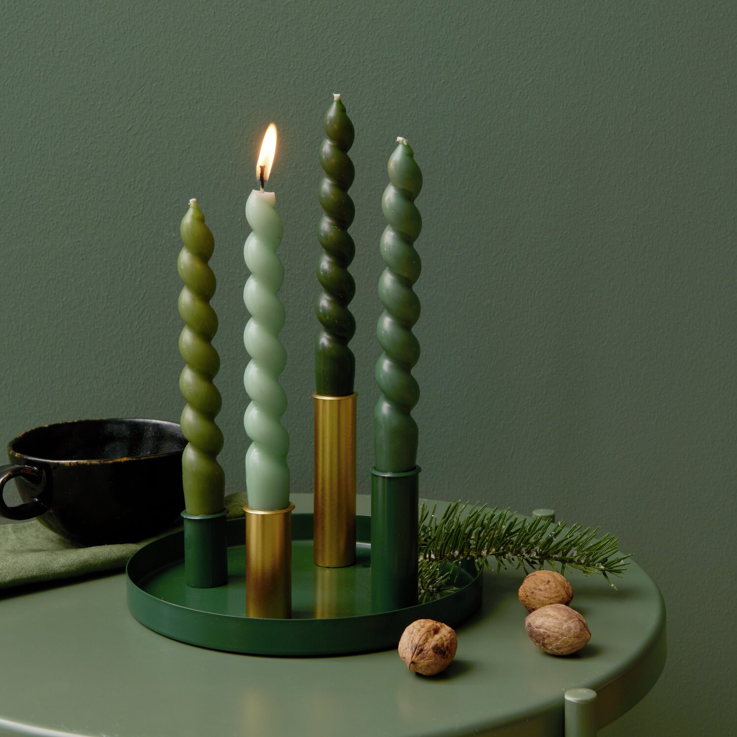 Metalltablett inkl. 4 magnetischen Kerzenhalter, grün/gold, Ø20cm, dekoriert mit grünen Kerzen auf einem Tisch.