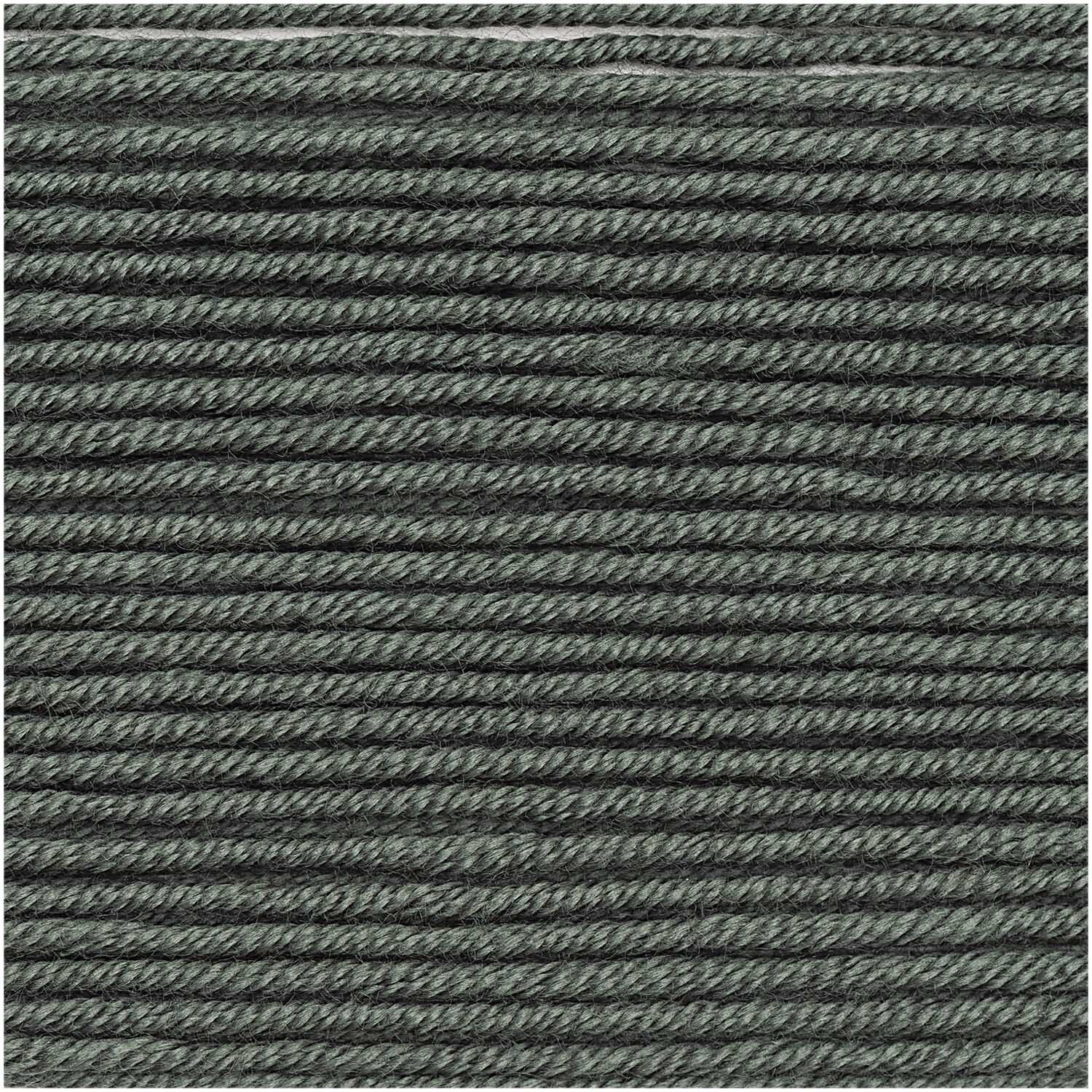 Creative Silky Touch dk von Rico Design in Olivgrau, 100g 220m, zeigt weiches, dichtes Garn.
