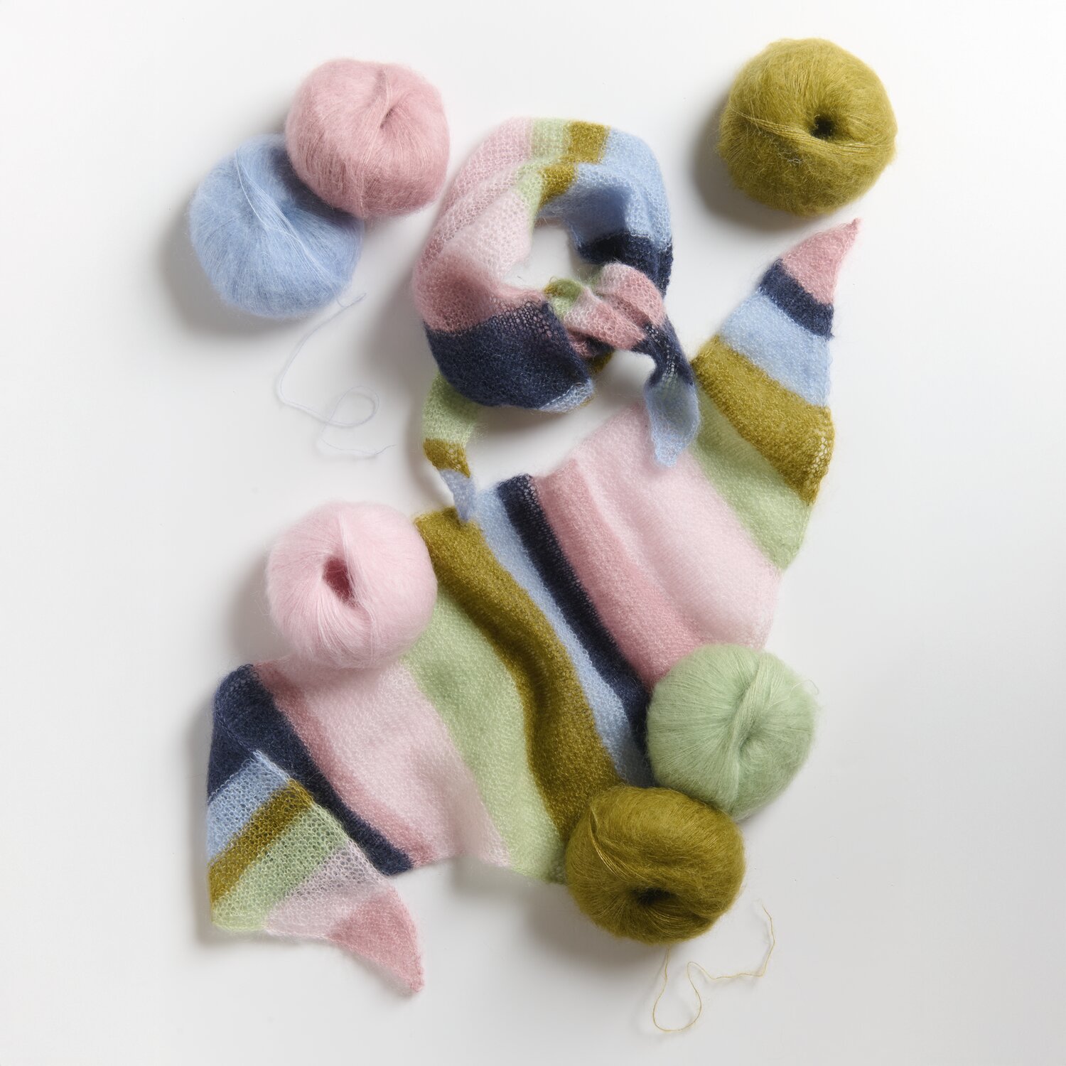 Essentials Super Kid Mohair Loves Silk, gestrickter Schal in Pastelltönen mit passender Wolle in Rosa, Blau und Grün, ideal für Frühling und Sommer.