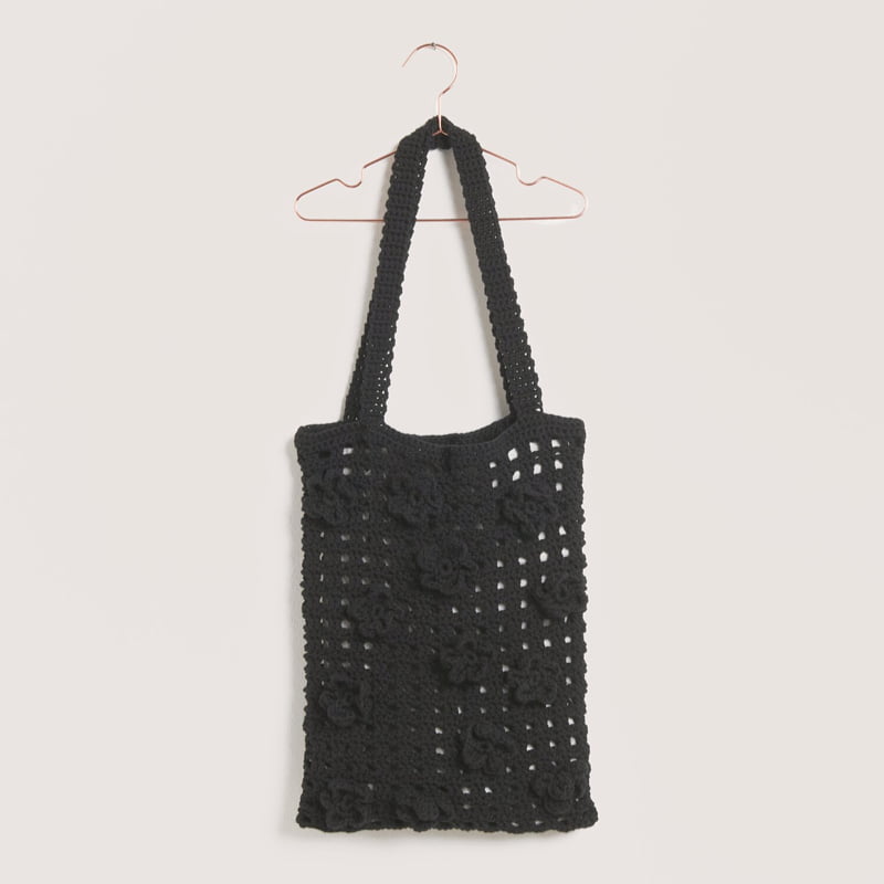 Gehäkelte Tasche in Schwarz mit Blumen-Applikationen: Modell 15 aus dem Heft Made by Me No. 22