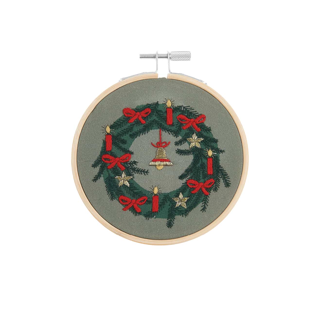 Stickbild mit Weihnachtskranz auf grünem Stoff