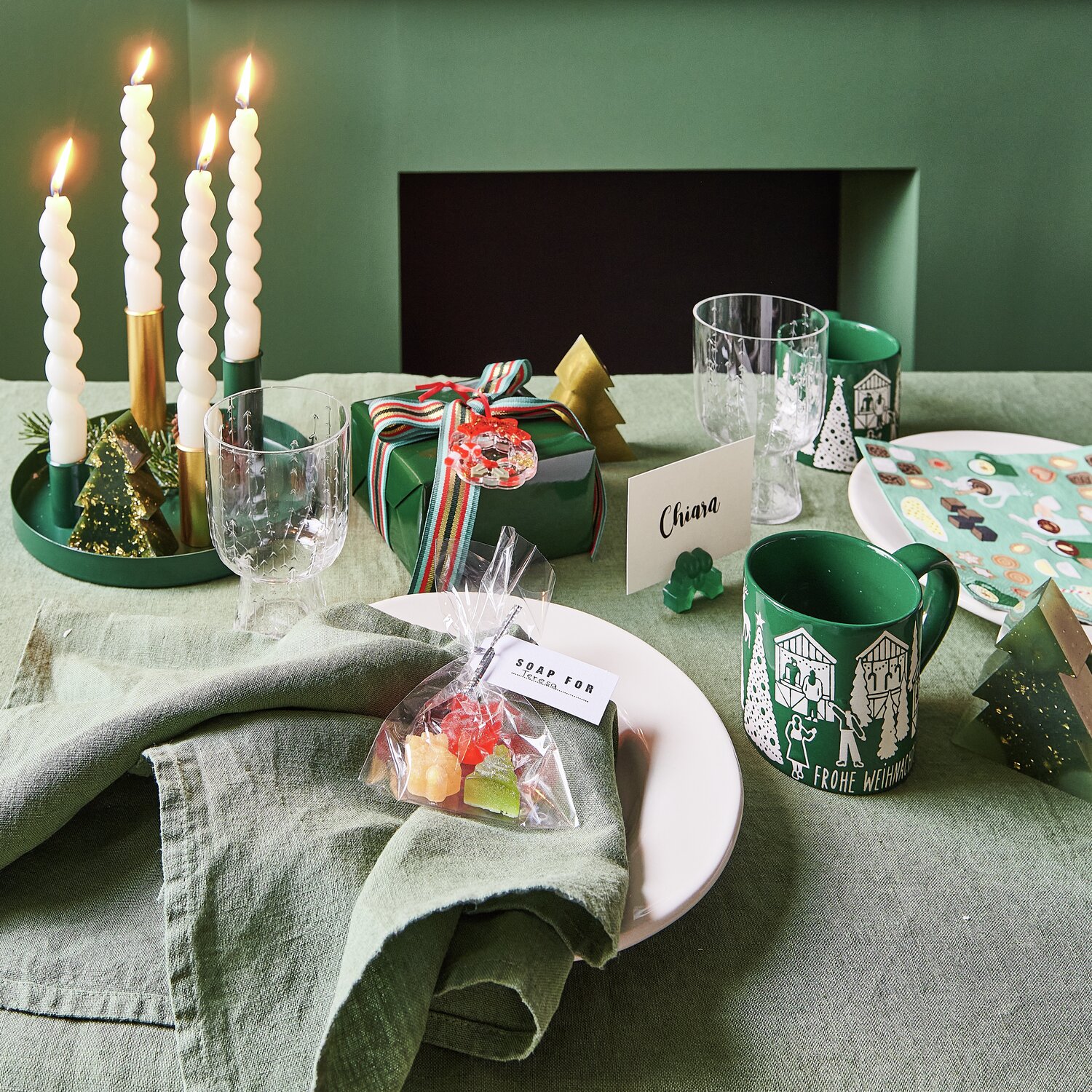 Mini Silikon Gießform Weihnachten von Rico Design Silikon Gießform Mini-Weihnachtskranz auf festlich gedecktem Tisch mit grüner Tischdecke und Kerzen.