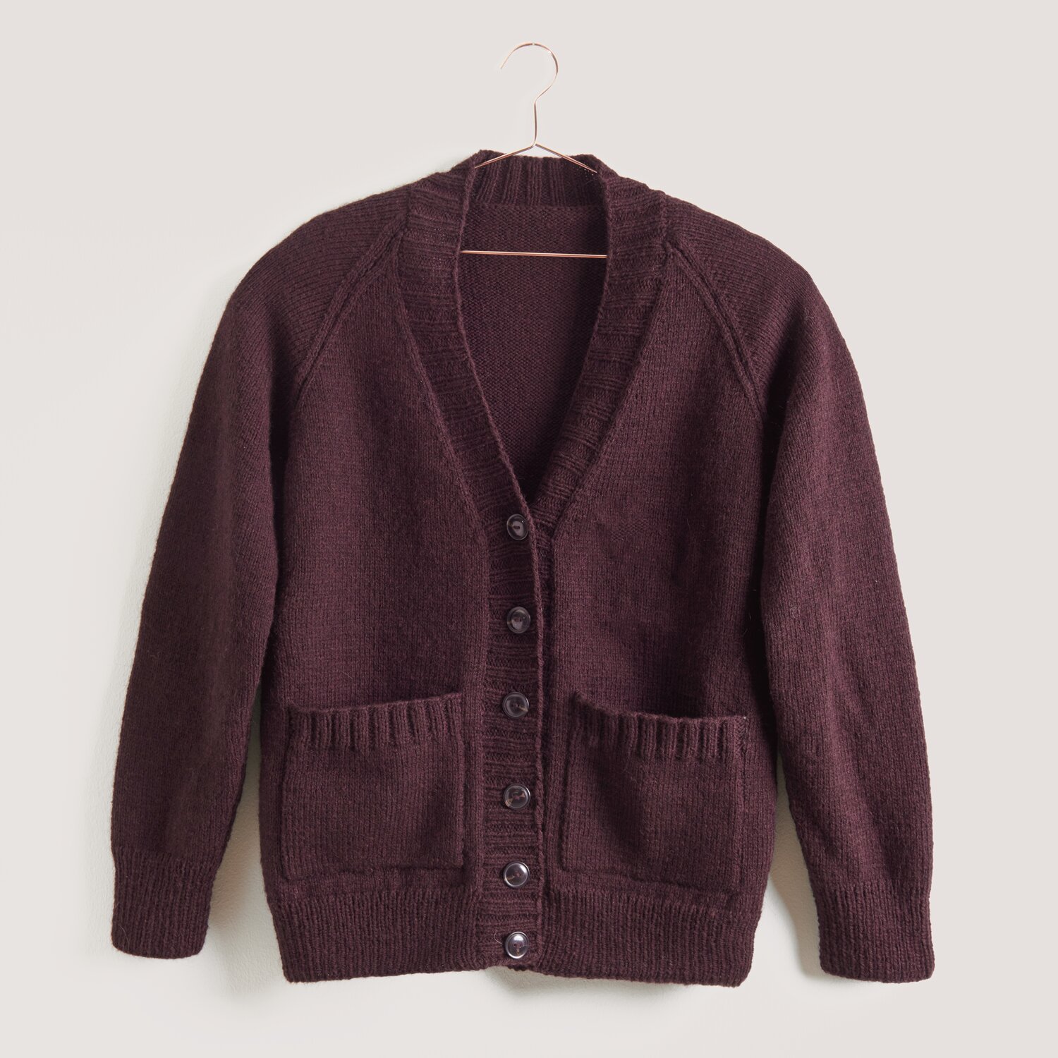 Strickset Jacke Modell 16 aus Made by Me Men No. 3 in Bordeaux mit Knopfleiste und Taschen.