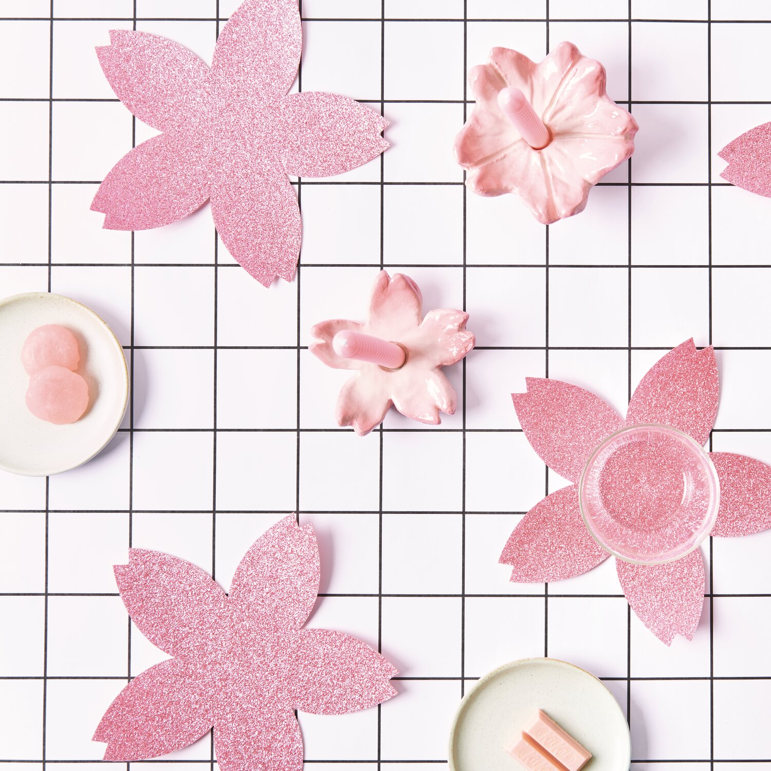 Filz Untersetzer Kirschblüten pink Glitzer 19x19cm 6 Stück auf kariertem Hintergrund. Ideal für stilvolle Tischdekoration.