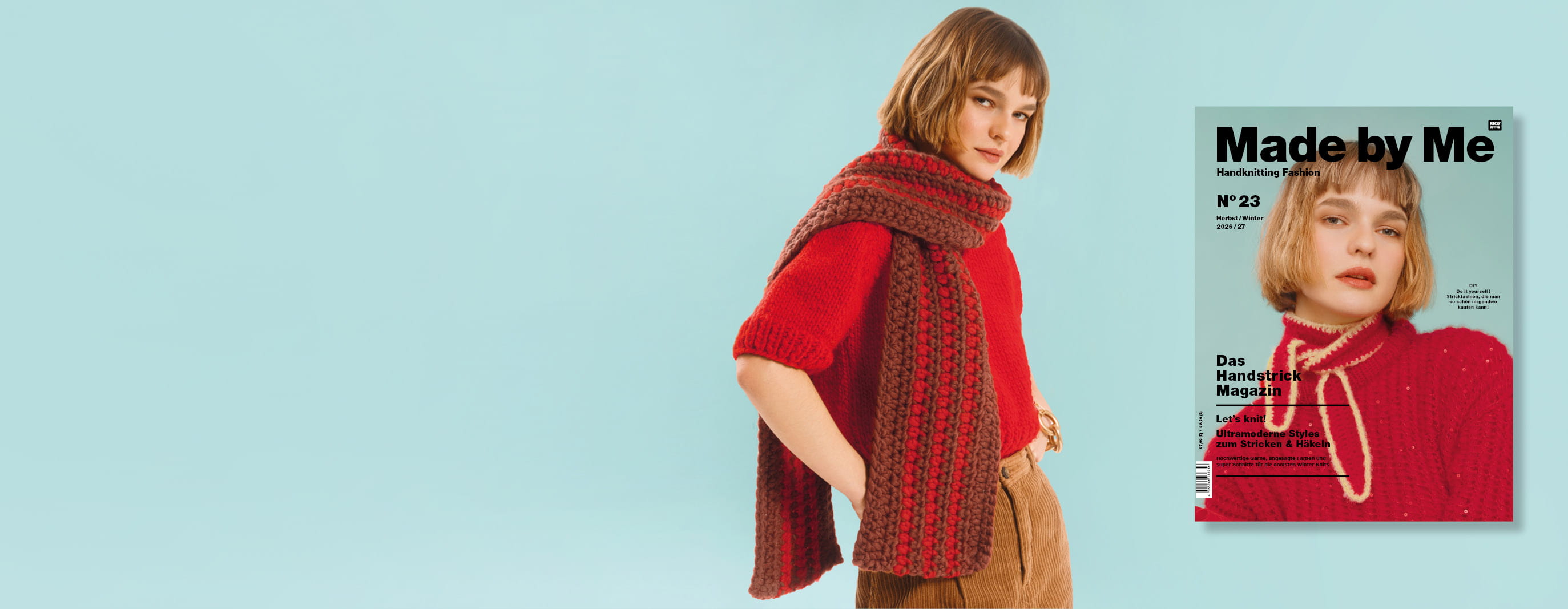 Eine Frau trägt einen roten gestrickten Pullover und einen gehäkelten Schal und posiert vor hellblauem Hintergrund. Daneben ein Cover des Handstrick Magazins Made by Me No. 23.