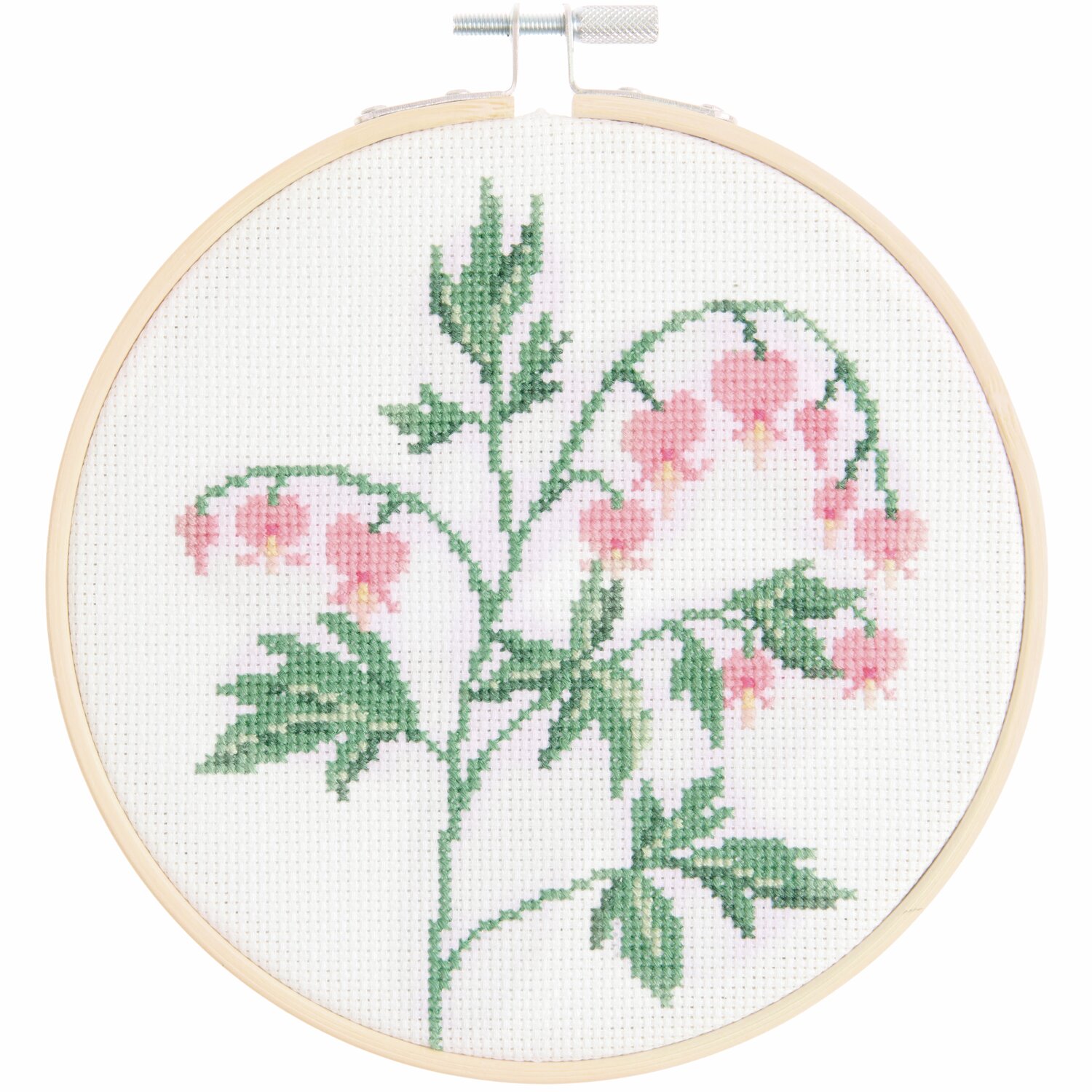 Stickpackung Gezählter Kreuzstich Tränendes Herz zeigt rosa Blüten auf weißem Stoff in einem runden Stickrahmen.